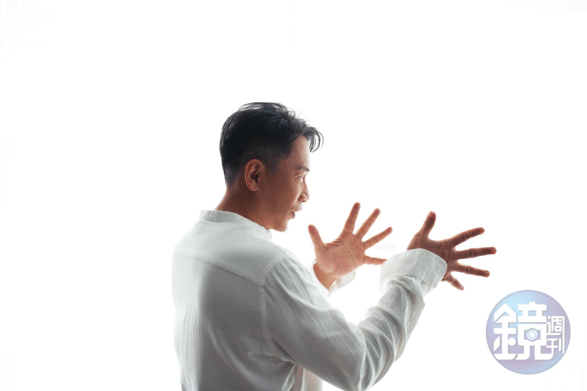 從幕前表演又轉入幕後的經驗傳承,許傑輝說到了50歲才明白這些道理,想分享給後輩,不希望他們有一天抱怨,「都沒有人教!」