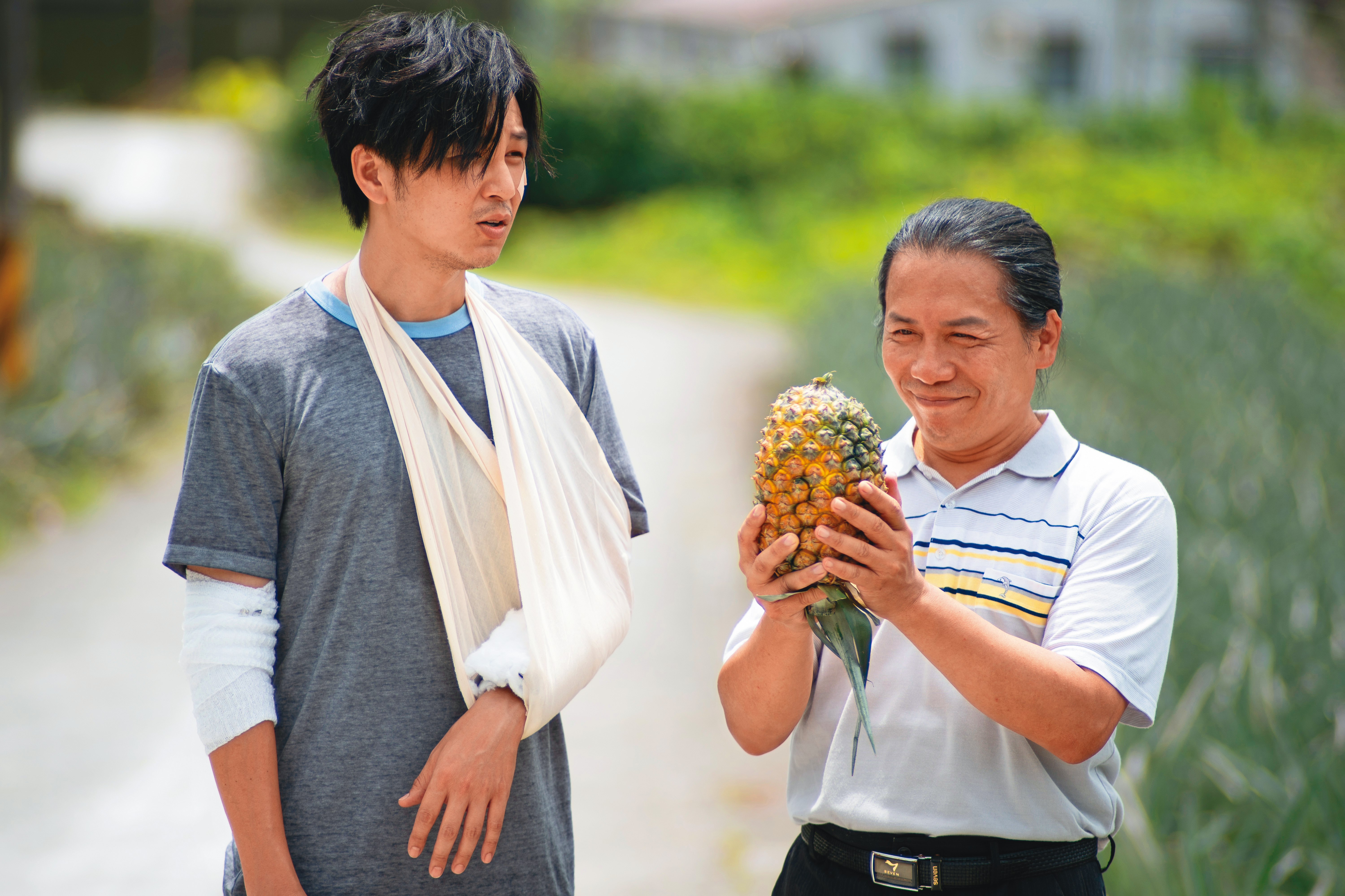 許傑輝（右）在《我的婆婆怎麼那麼可愛》的造型，是從柯文哲身上得到高腰褲的靈感。（公共電視提供）