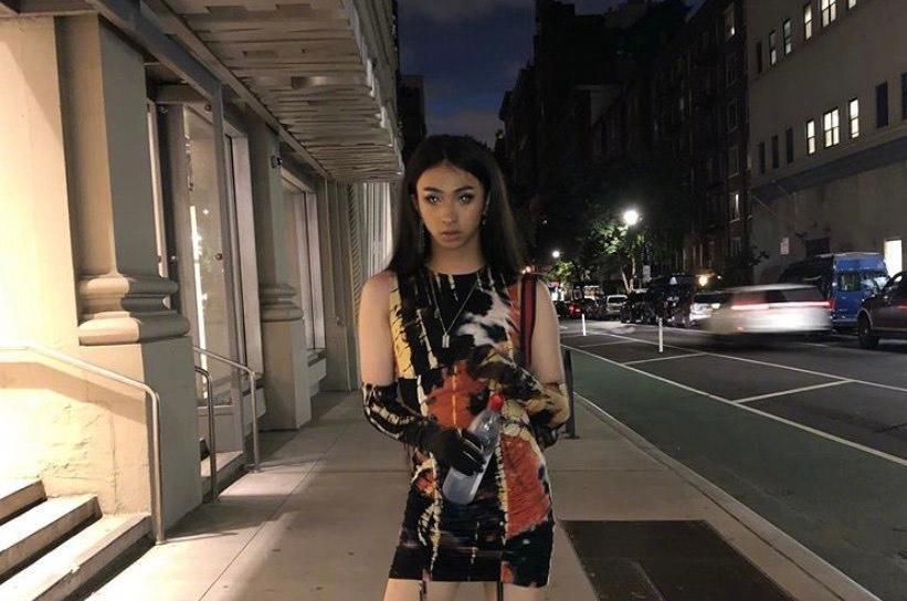 小哈利因男扮女裝的照片,在微博成為熱搜第一名。(翻攝摘自小哈利IG)