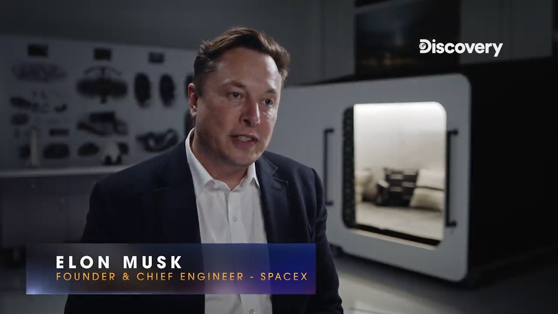 科技狂人伊隆馬斯克現身螢幕，跟大眾解釋他關於太空旅行的想法。（Discovery頻道提供）