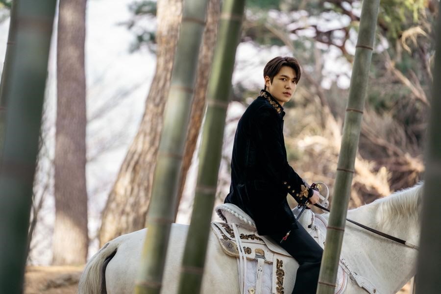 李敏鎬在劇中騎白馬穿梭平行世界,而他穿越的媒介則是斷成半截的萬波息笛。(Netflix提供)