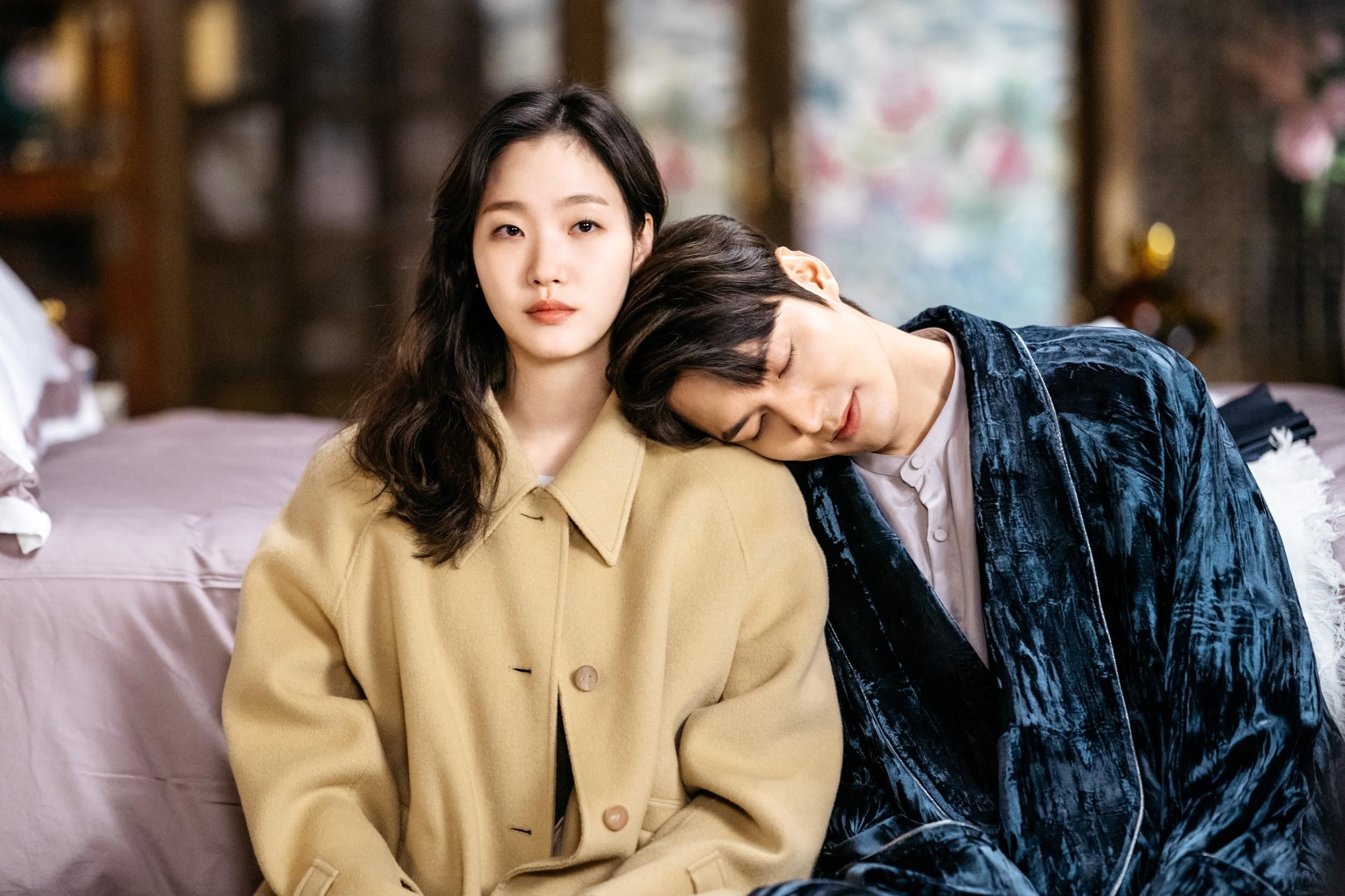 李敏鎬（右）在新劇《The King：永遠的君主》飾演大韓帝國皇帝，穿越平行世界與金高銀（左）相戀。（Netflix提供）