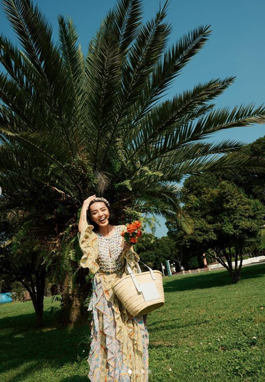 Kiwi李涵提著LOEWE的草編包身穿Paula’s Ibiza系列，開心展現度假風。（翻攝自Kiwi李涵 IG）
