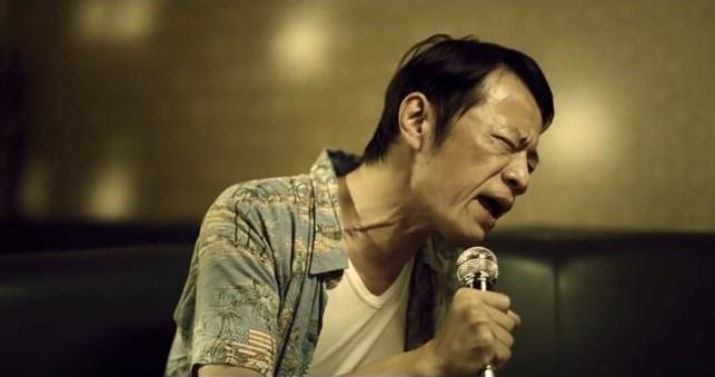 吳朋奉25日下午被姪女發現臥倒在6樓鐵皮屋的陽台地上,享年55歲。(翻攝自YouTube)