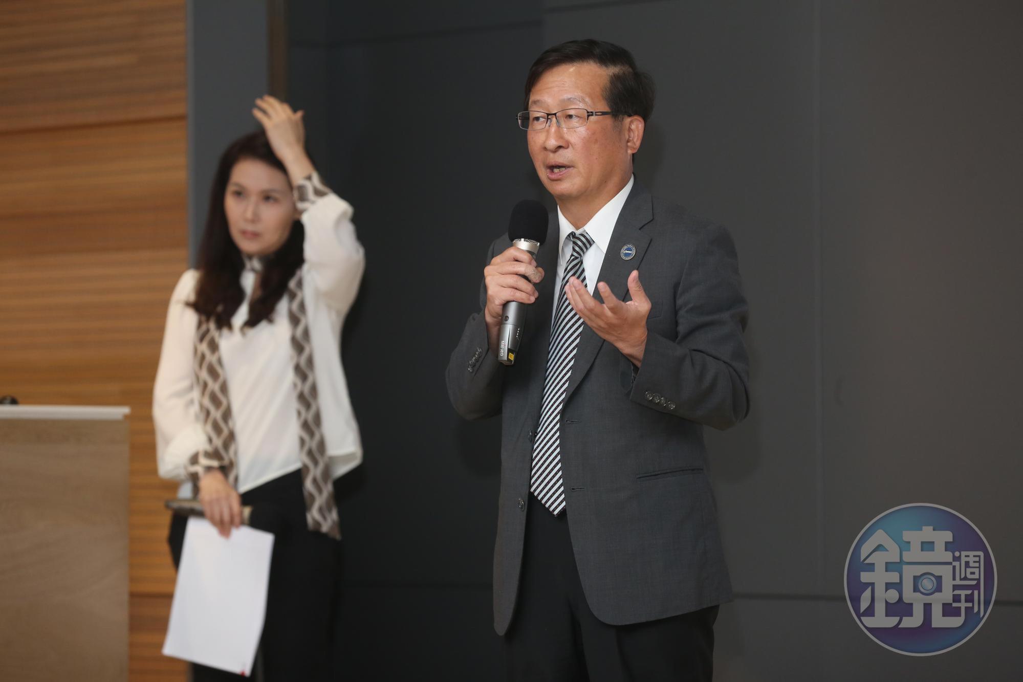 台大癌醫院長鄭安理與永齡基金會執行長劉宥彤出面說明捐款進度。