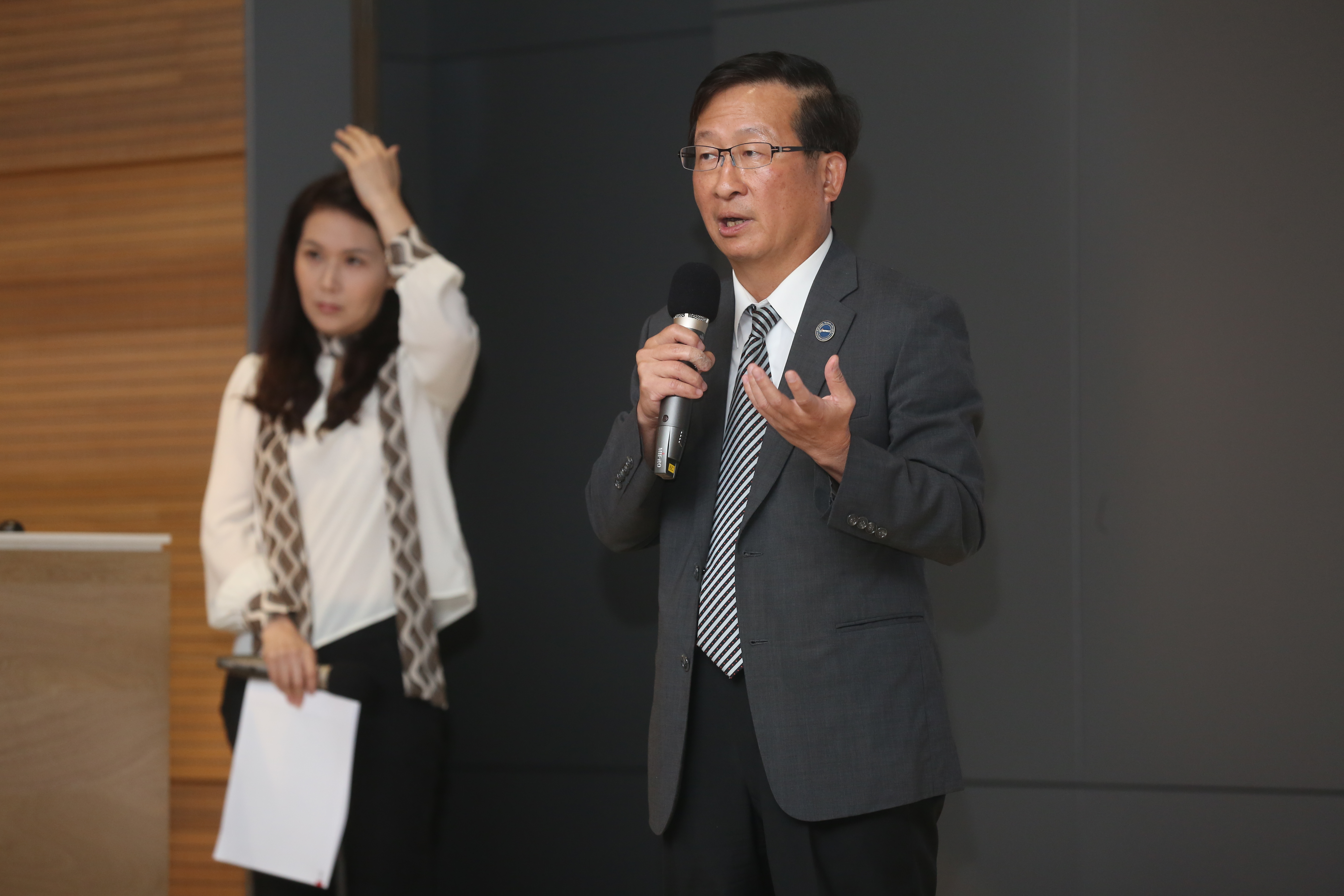 台大癌醫院長鄭安理與永齡基金會執行長劉宥彤出面說明捐款進度。