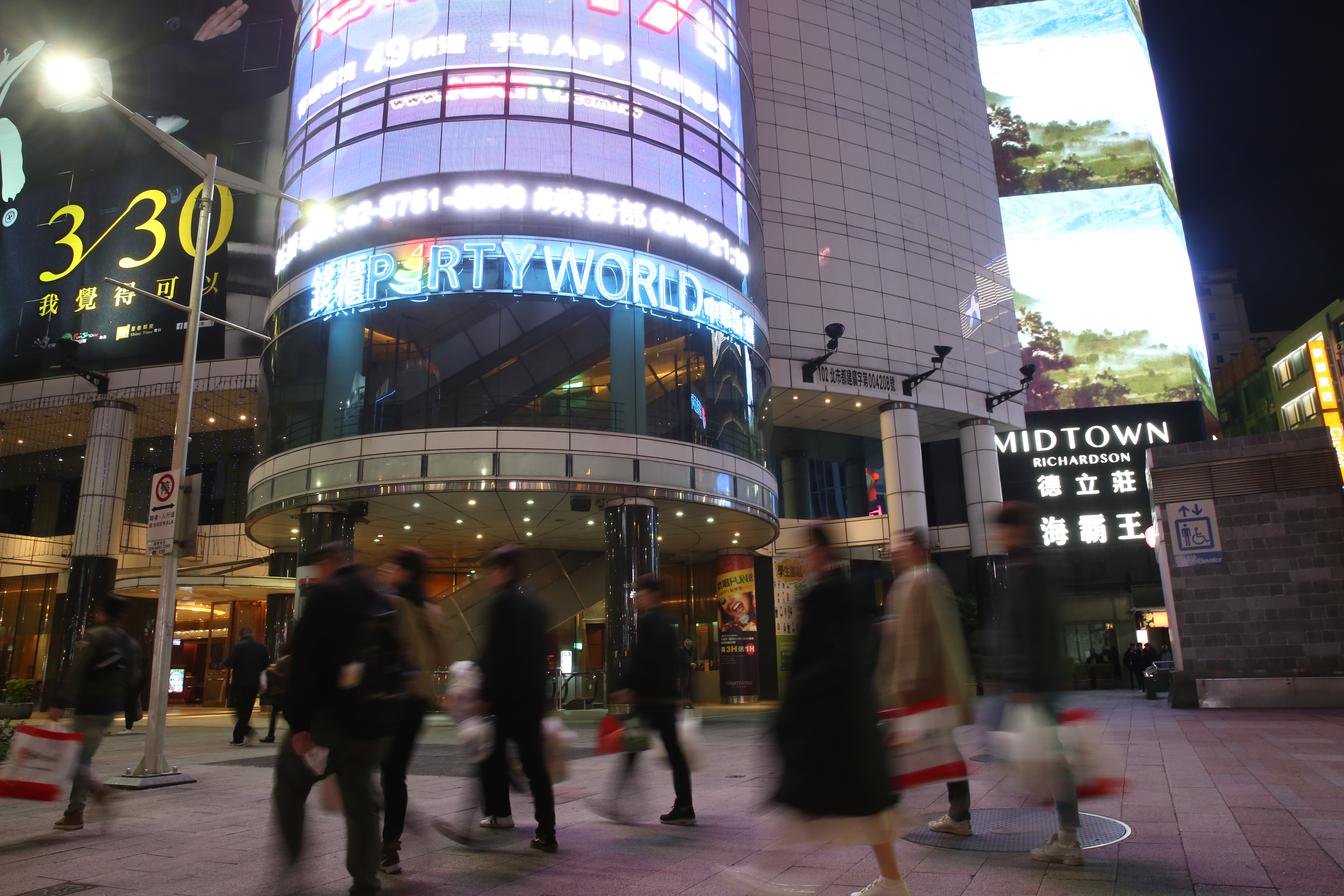 「烏特邦」社團遭週刊爆料，常在全台錢櫃舉辦多人「淫亂派對」，主辦人「韓大特」昨晚被警方約談到案。（本刊資料照）