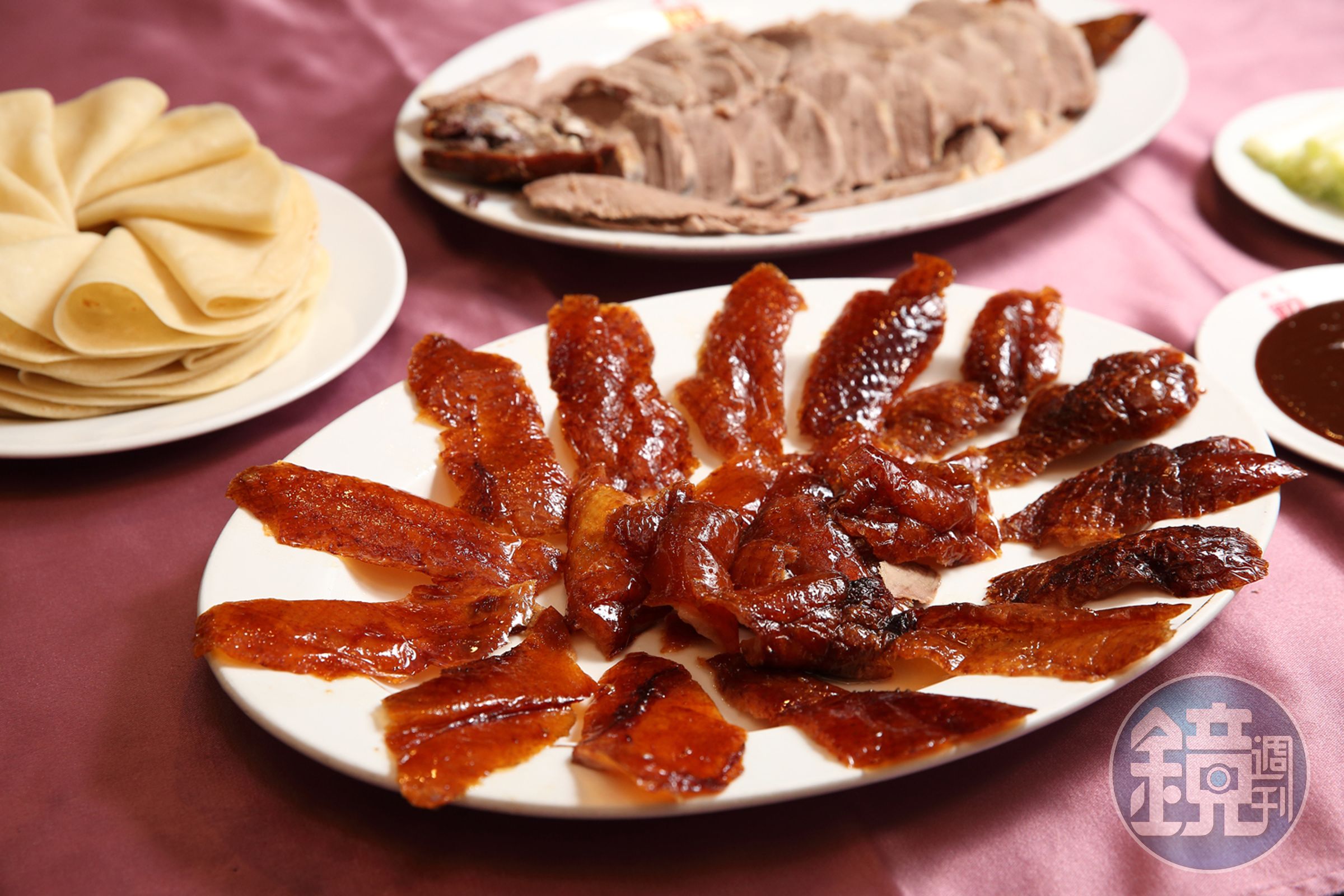 天廚的烤鴨是鎮店之寶，片好的鴨皮色澤油亮、鮮美酥脆，鴨肉也軟嫩不柴。（1200元／一吃）