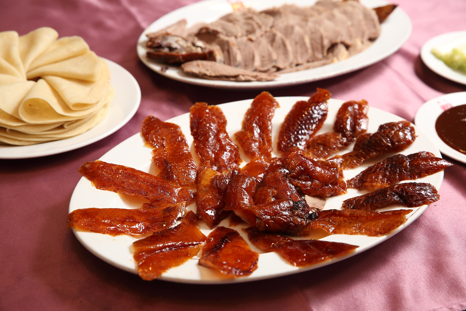 天廚的烤鴨是鎮店之寶，片好的鴨皮色澤油亮、鮮美酥脆，鴨肉也軟嫩不柴。（1200元／一吃）