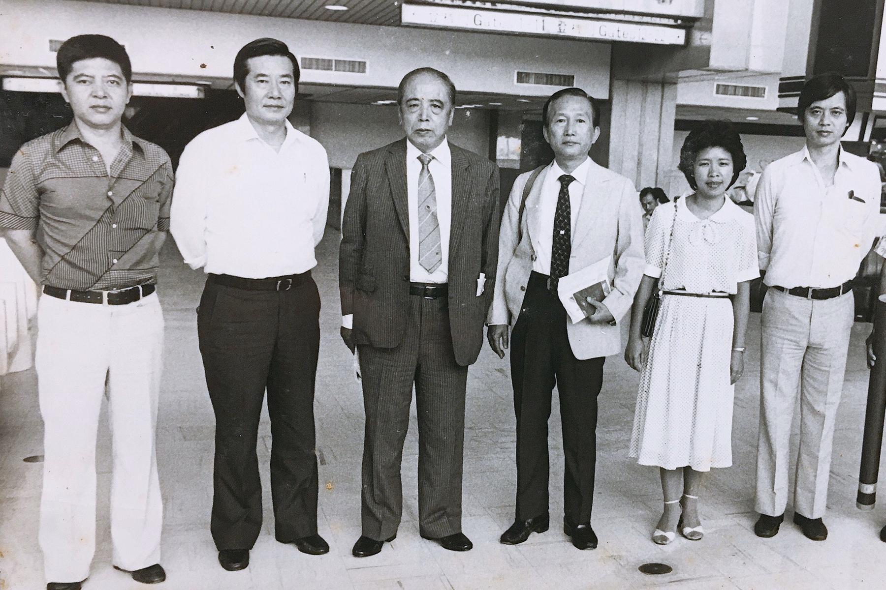 天廚曾一度要到日本發展,出國前第一代老闆陳萬策(左3)、主廚范振國(左2)和陳虎符(右1)、陳虎門(左1)在機場合影留念。(天廚提供)
