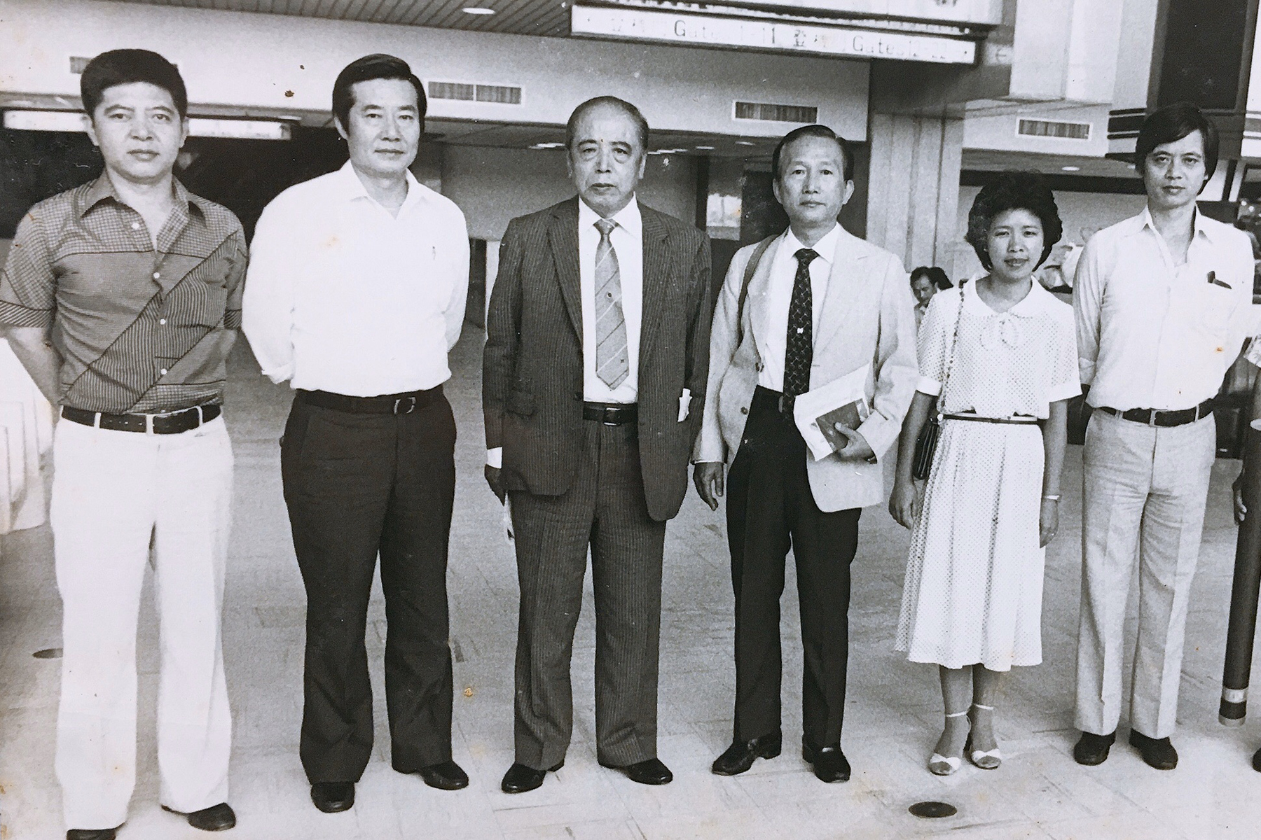 天廚曾一度要到日本發展，出國前第一代老闆陳萬策（左3）、主廚范振國（左2）和陳虎符（右1）、陳虎門（左1）在機場合影留念。（天廚提供）