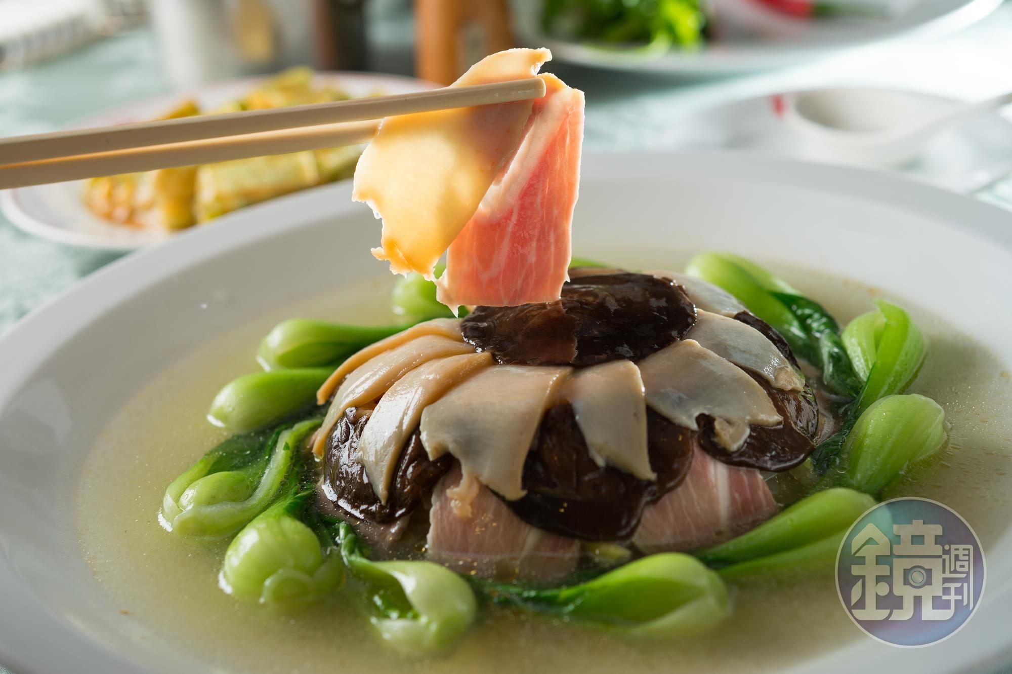 天廚老豆腐以老母雞湯細煨豆腐,直到豆腐生孔,再與鮑魚、火腿等扣進碗裡蒸,一道菜納盡山珍海味。(795元/中份)