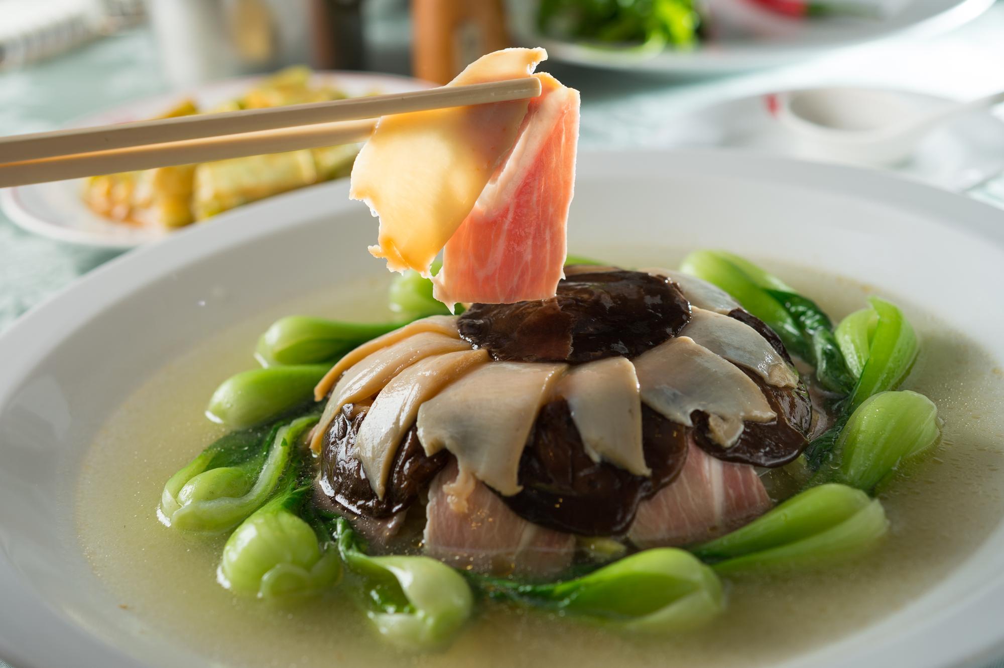 天廚老豆腐以老母雞湯細煨豆腐，直到豆腐生孔，再與鮑魚、火腿等扣進碗裡蒸，一道菜納盡山珍海味。（795元／中份）
