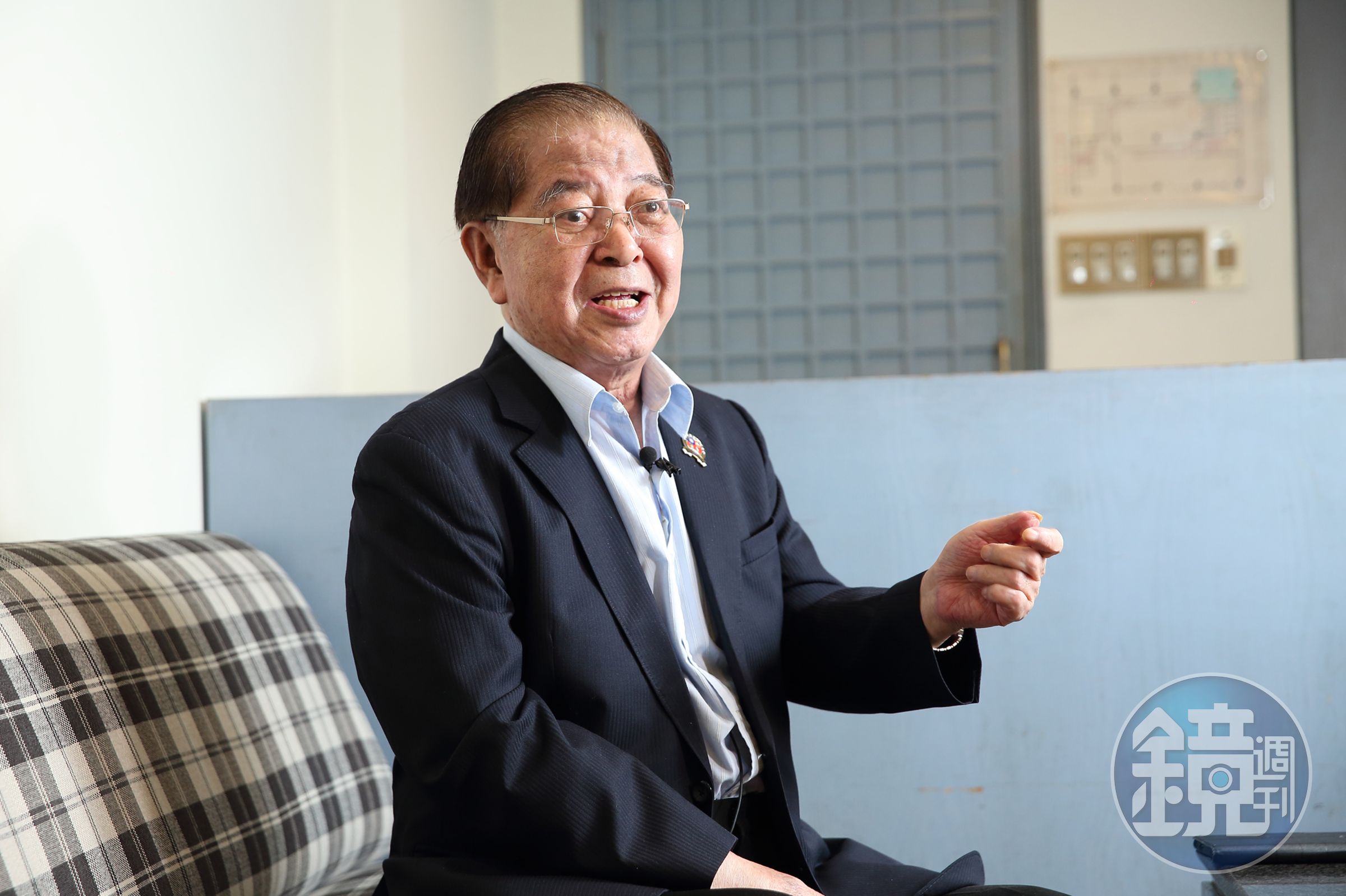 人稱三哥、虎哥的陳虎門原本在姑丈的紡織廠工作，也上過遠洋漁船捕魚，後來才成為情報員。