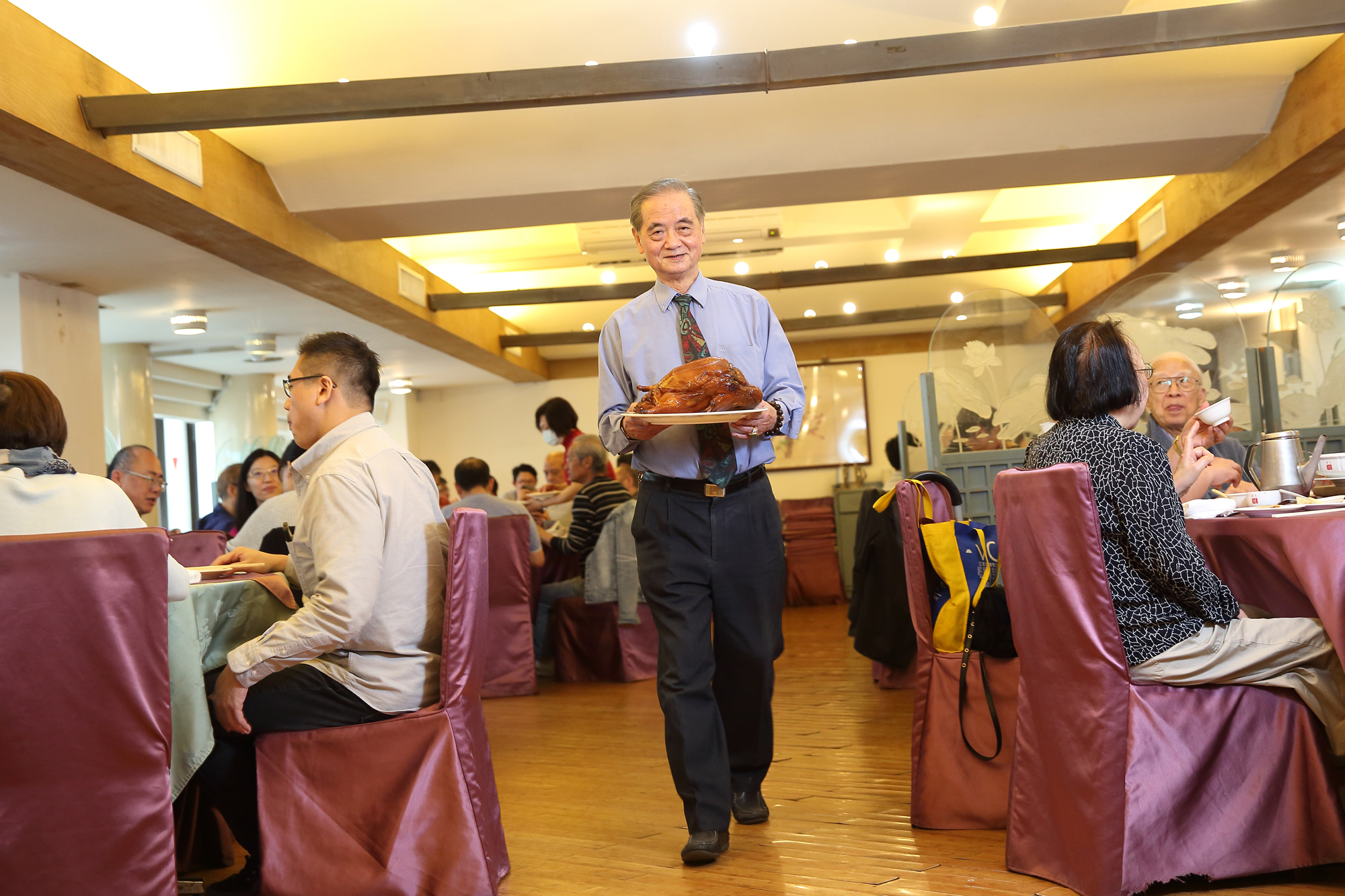 開業50年的北平菜餐廳天廚菜館，現在由二代次子陳虎符（中）擔任總經理。