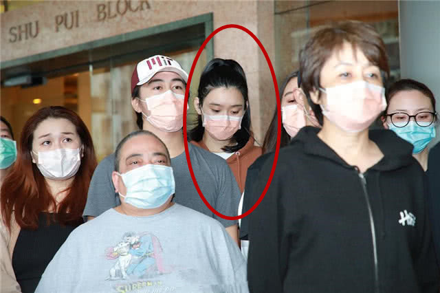 網友認為四房最小兒子何猷君與中國超模妻奚夢瑤穿著不得體。（翻攝自微博）