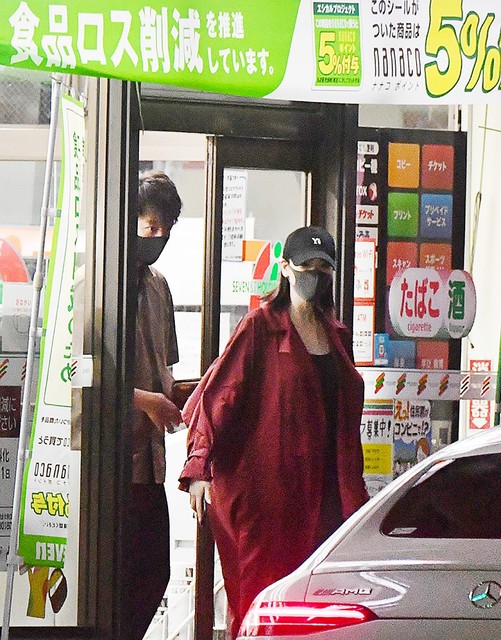 竹內涼真與三吉彩花被拍到一起約會。（網路圖片）