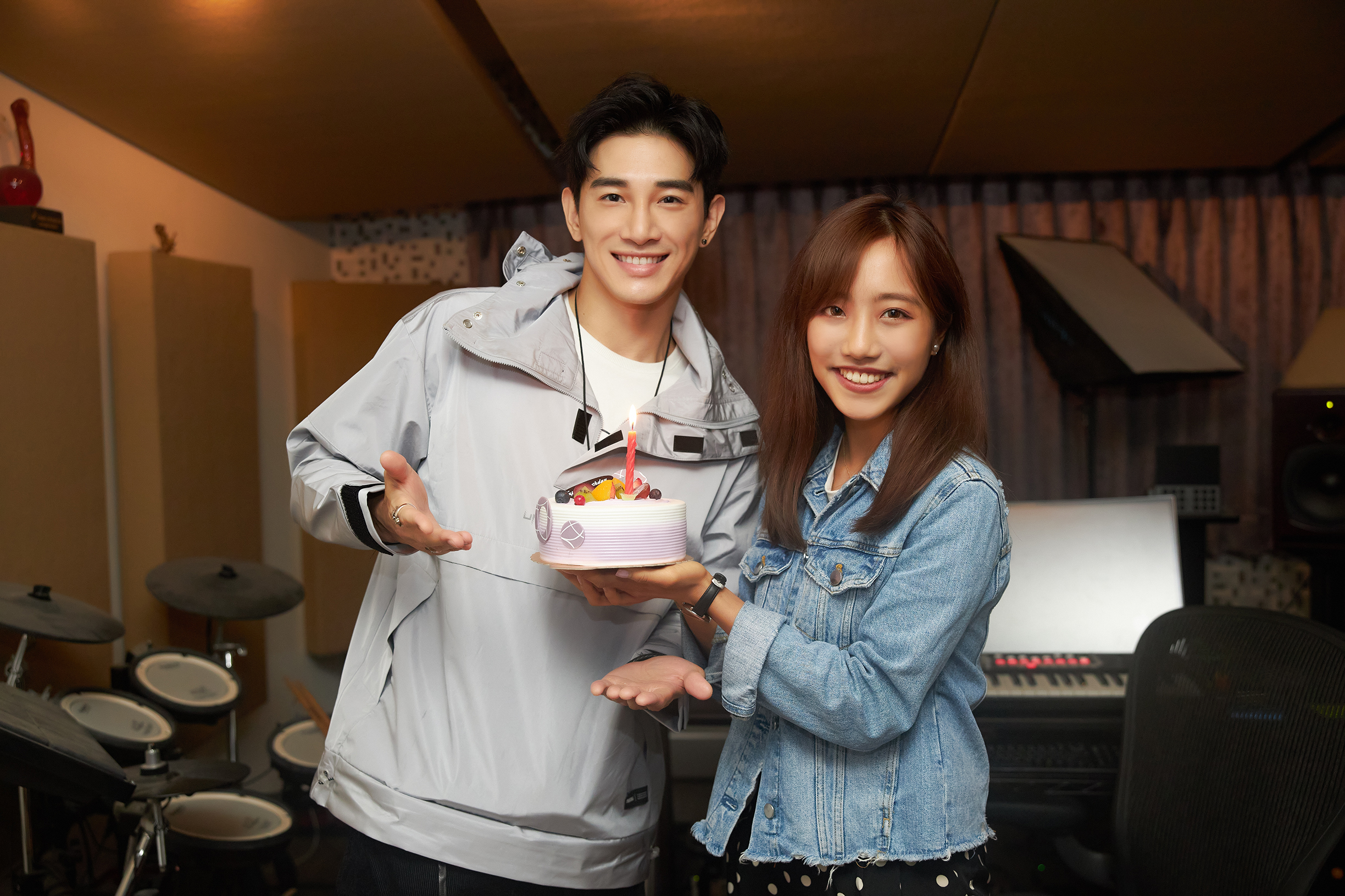 張立昂擠出空檔直奔錄音室錄製〈輸給你〉，同門師妹蔡佩軒貼心送上紓壓香氛蠟燭提前為師兄慶生。（索尼音樂提供）