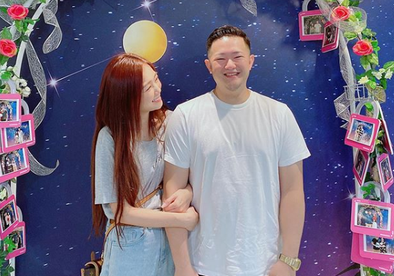 32歲的丫頭（詹子晴）和警政署前署長王卓鈞之子王惟立（William），今早登記結婚。（翻攝自ㄚ頭IG）