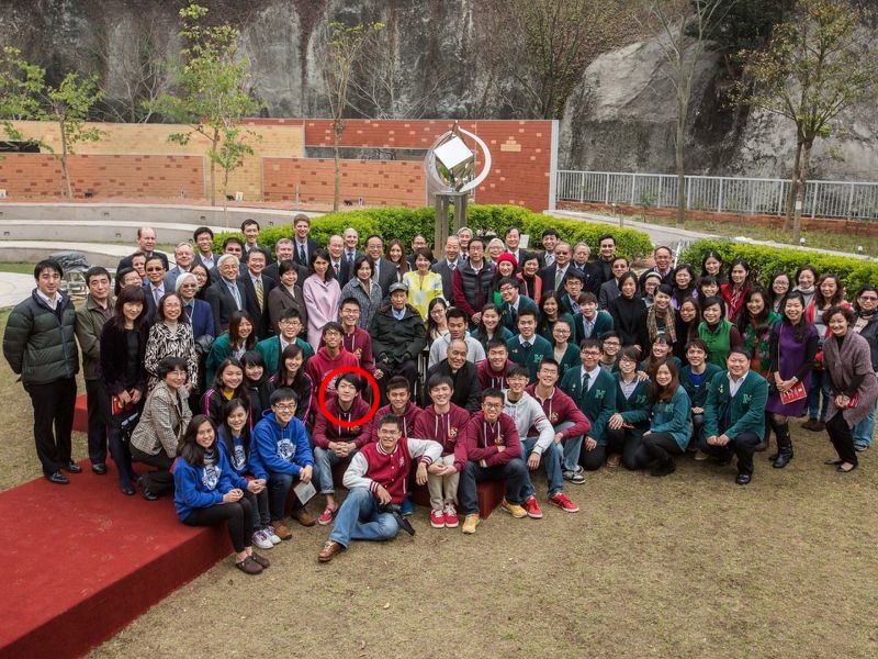 香港大學事後將原照片重新上傳，並表示為突出相片主角才將下半部裁掉。（翻攝香港大學臉書）