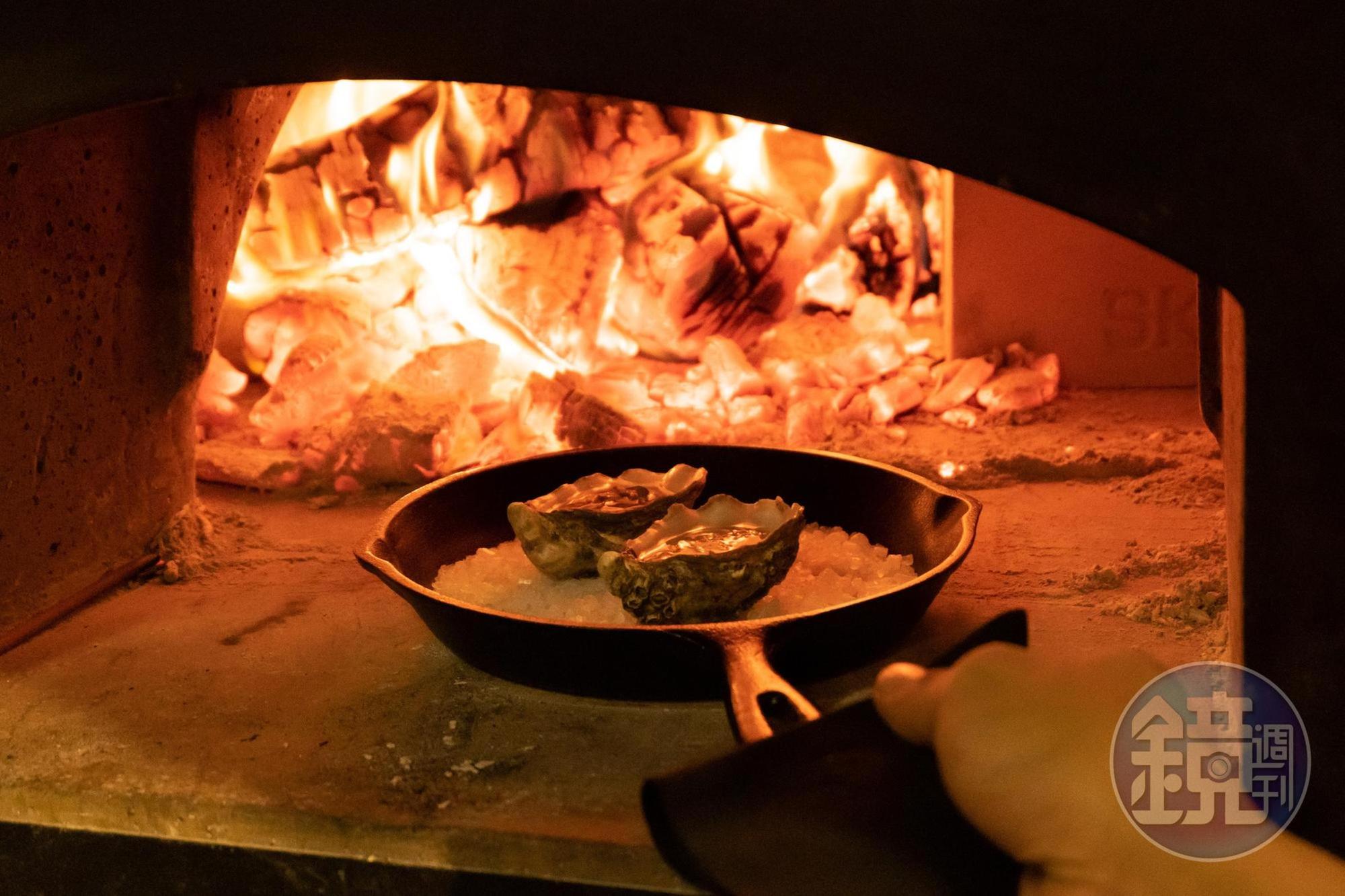 FirePlay Taipei餐點均為直火料理，除了可升降的直火燒烤爐，還有窯烤爐，燜烤手法很多樣。