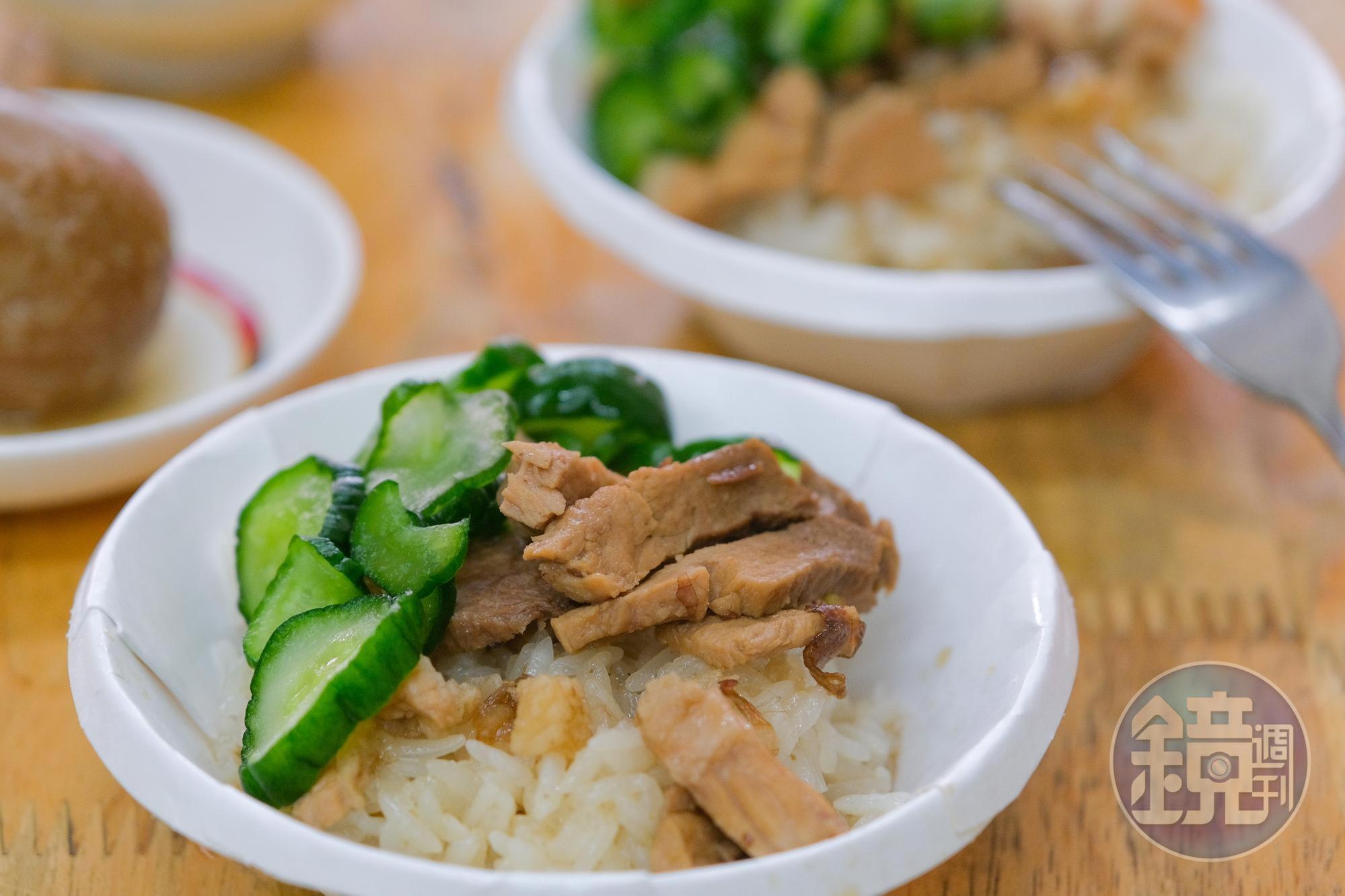 嘉義國華街上的「無名米糕」，肉燥不油膩，搭配酸甜黃瓜，吃起來特別清爽。（30元／碗）