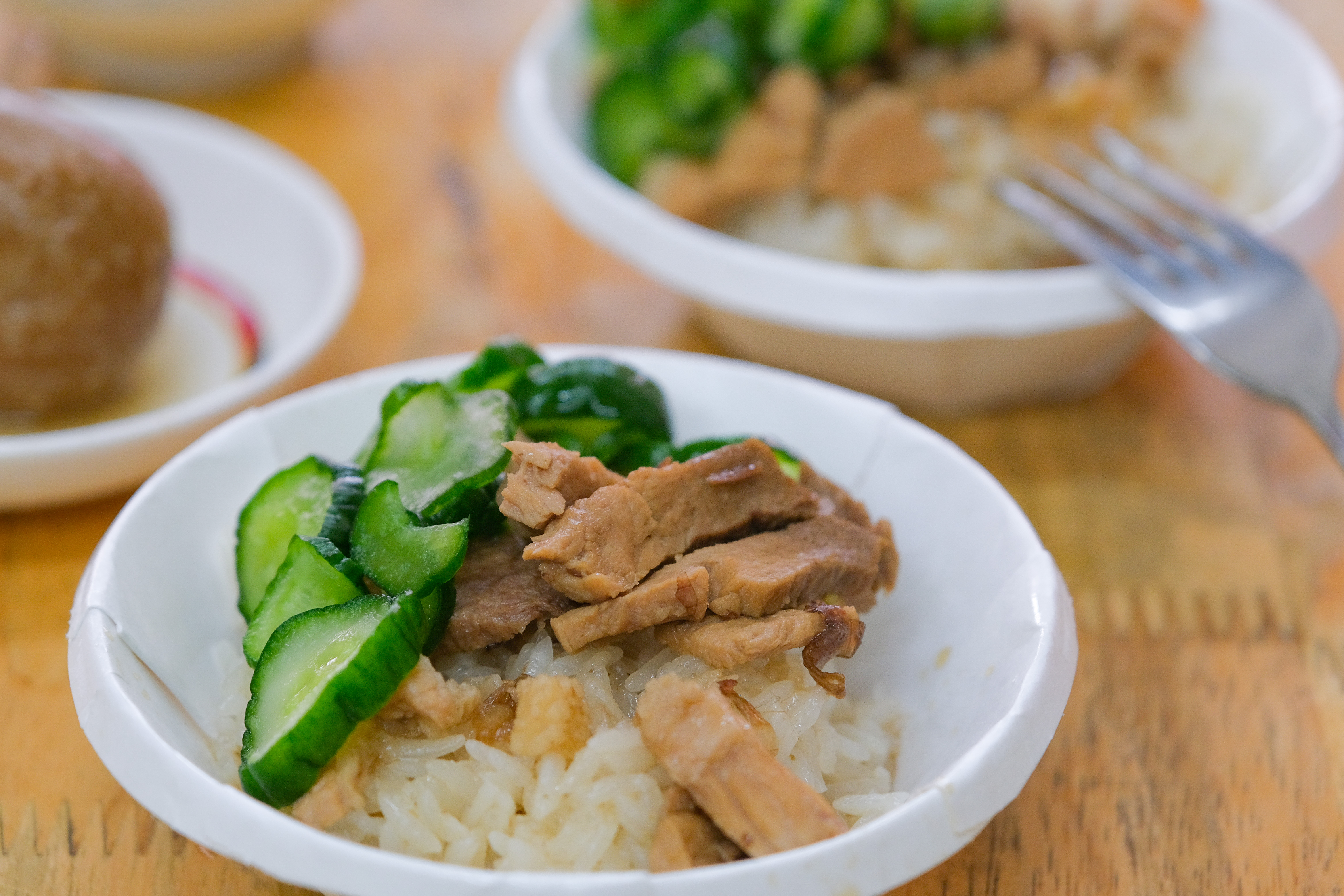 嘉義國華街上的「無名米糕」，肉燥不油膩，搭配酸甜黃瓜，吃起來特別清爽。（30元／碗）