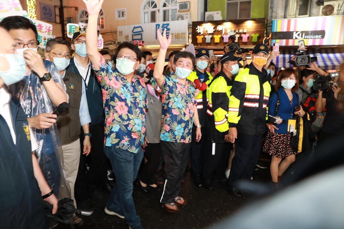 陳時中南下墾丁宣傳觀光，坐穩「最強業配王」稱號，各縣市也引爆「搶人大戰」。（中央疫情指揮中心提供）