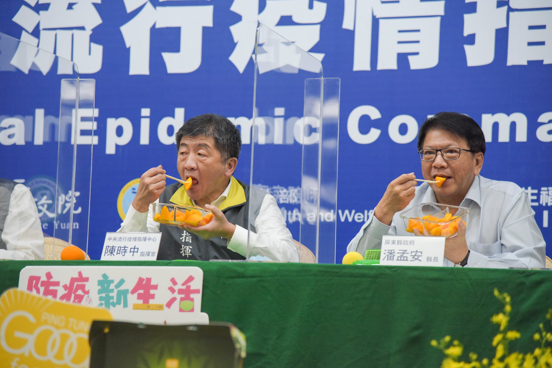 陳時中南下墾丁宣傳觀光,連移師記者會上的特產也引發民眾熱議。(翻攝自潘孟安臉書)