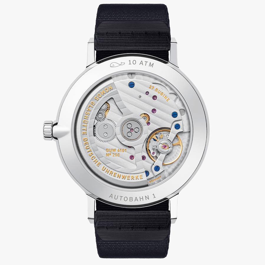 Autobahn搭載的DUW 6101自動上鏈機芯,是NOMOS 2018年的主力機芯,同樣採用自製的擒縱結構和藍鋼色游絲,而擒縱叉支架的鏤空設計是一大變革,能有效減少動力的耗損。