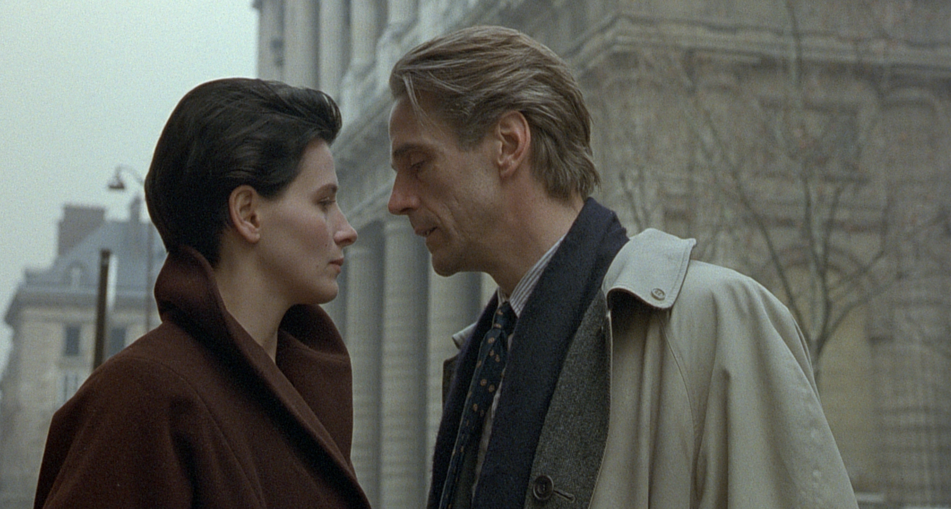 傑瑞米艾朗片中前途無量，卻因墜入兒子女友的溫柔鄉，美滿的人生也隨之崩解。（甲上娛樂）