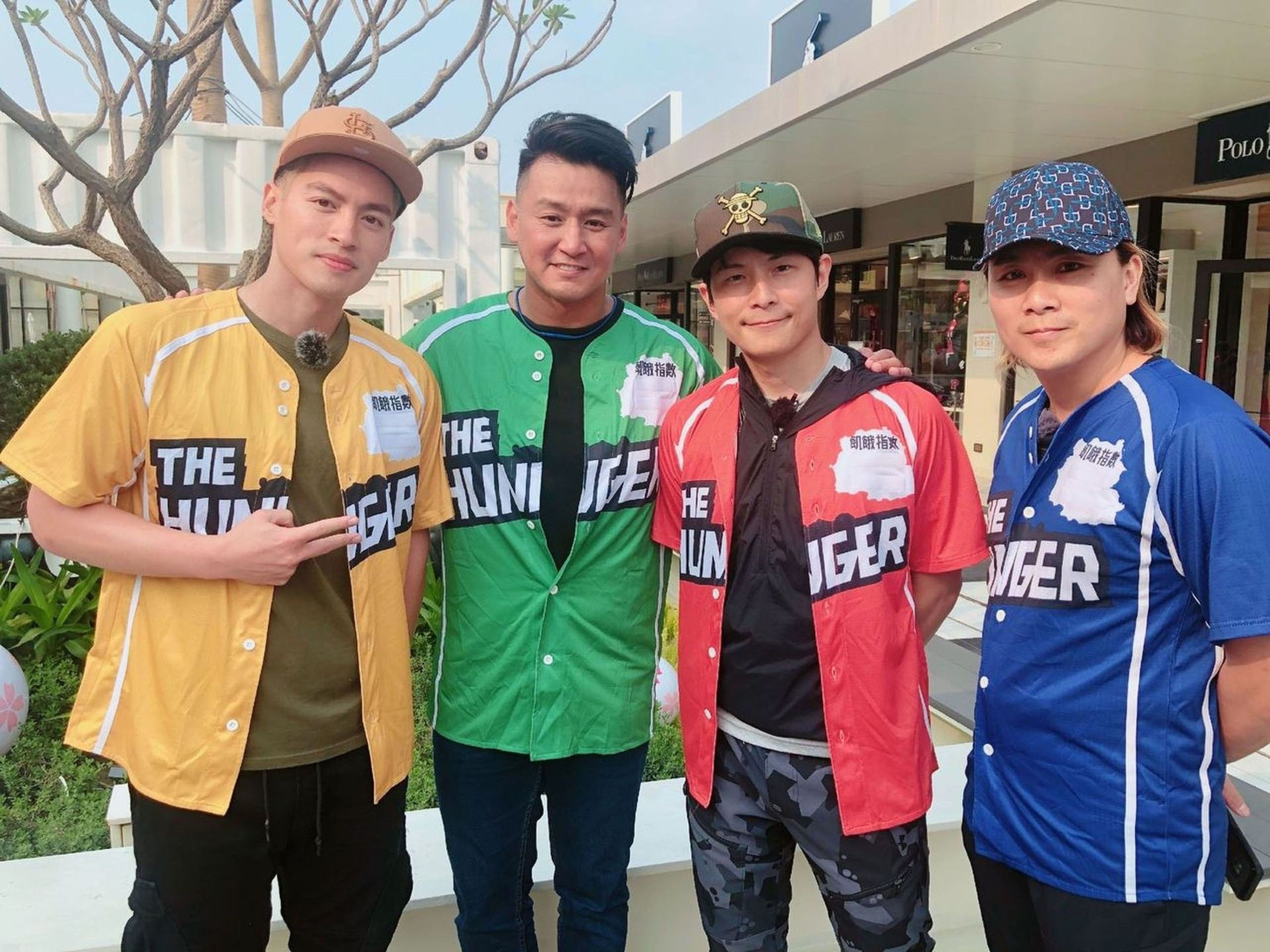 張天霖（左二）首次參與外景節目錄影。（中視提供）