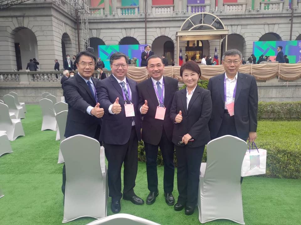 《遠見》公布最新縣市長滿意度調查,新北市長侯友宜(中)和桃園市長鄭文燦(左2)拿下5星、台北市長柯文哲(右1)與台中市長盧秀燕(右2)敬陪末座。(翻攝自黃偉哲臉書)