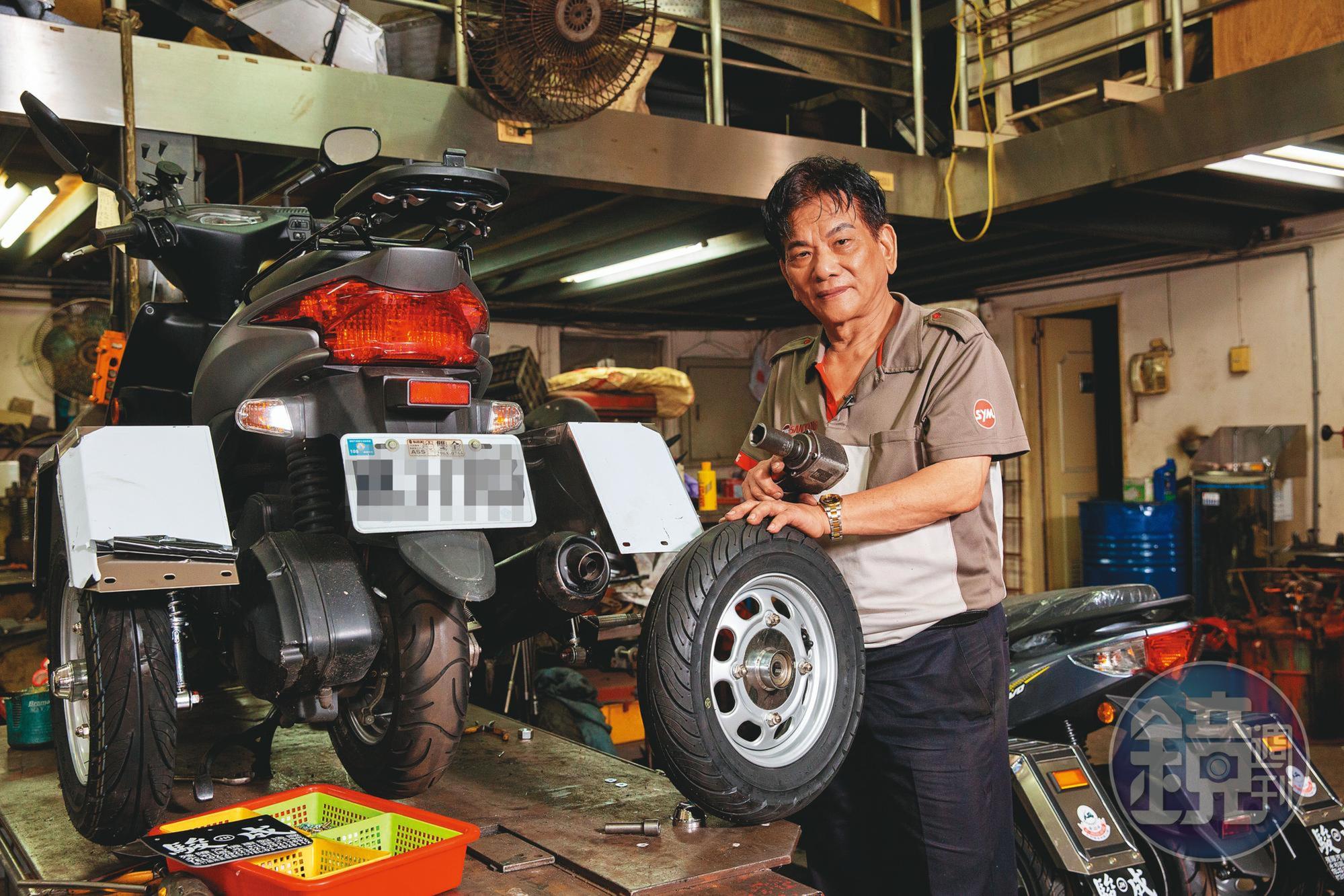 駿成機車行老闆謝建台有豐富修車、改車經驗，他幫身障者客製化改裝，從2輪變4輪，一圓行動自由的夢。