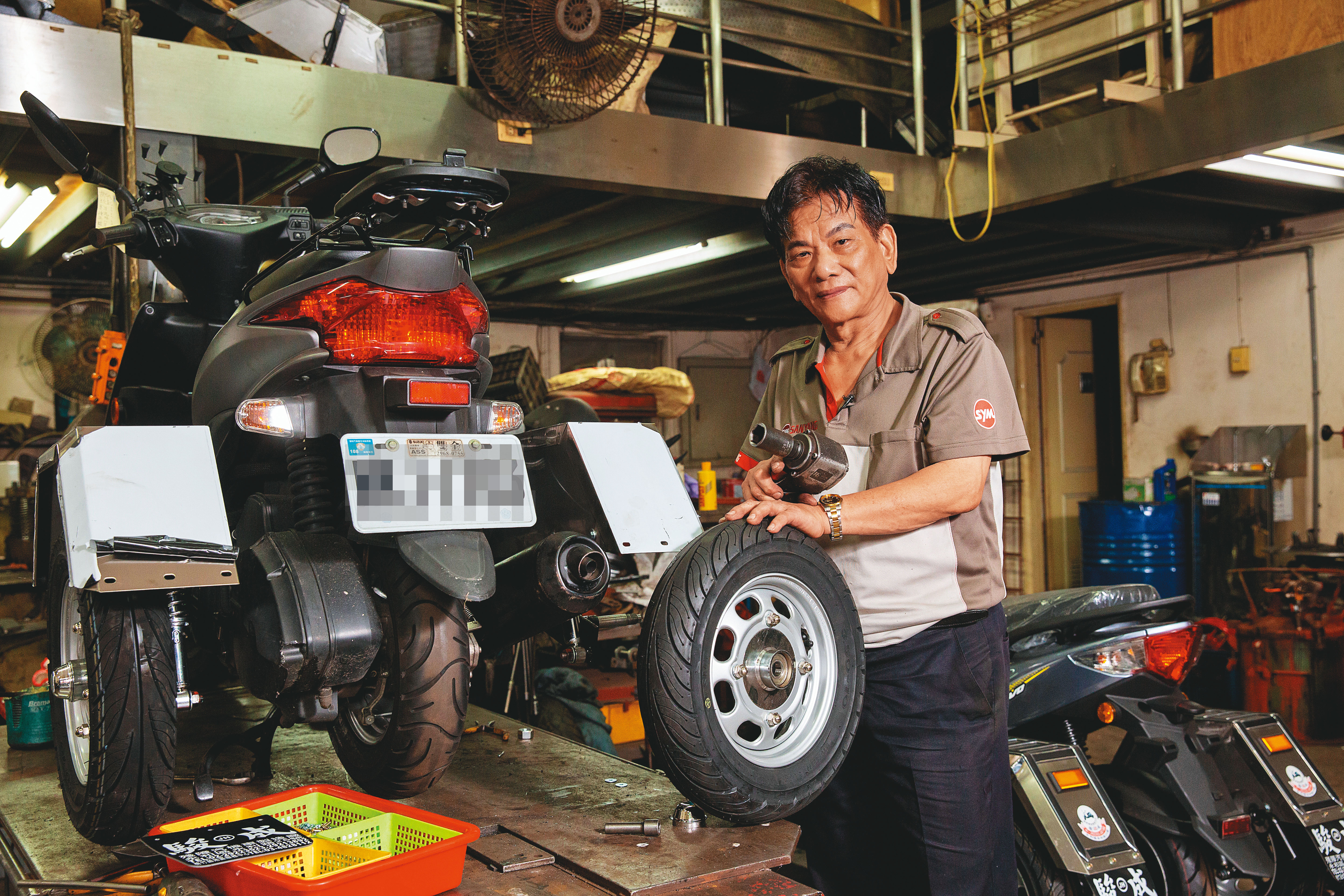 駿成機車行老闆謝建台有豐富修車、改車經驗，他幫身障者客製化改裝，從2輪變4輪，一圓行動自由的夢。
