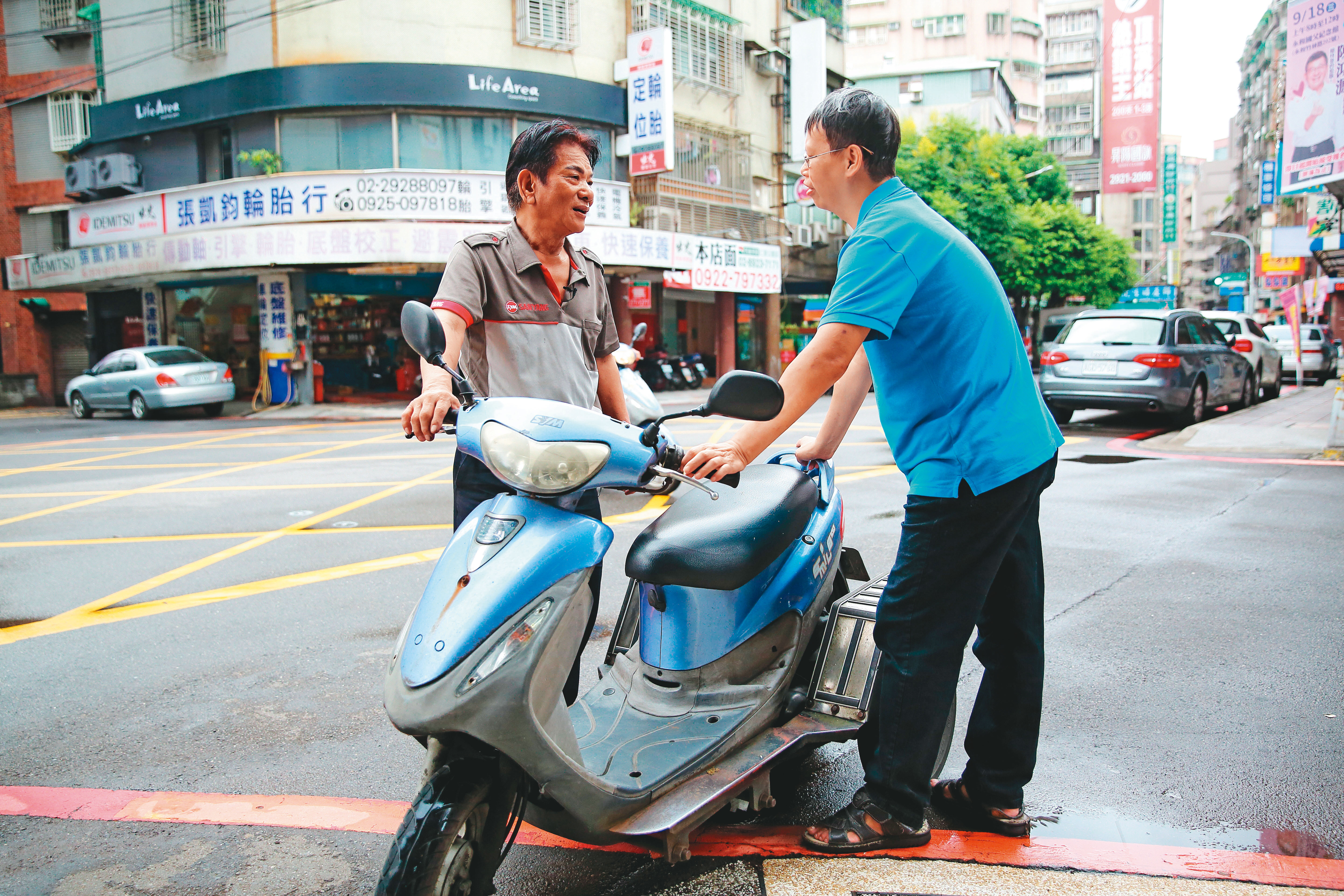 擔心造成身障者二次傷害，交車前，謝建台（左）都會自己先試騎。