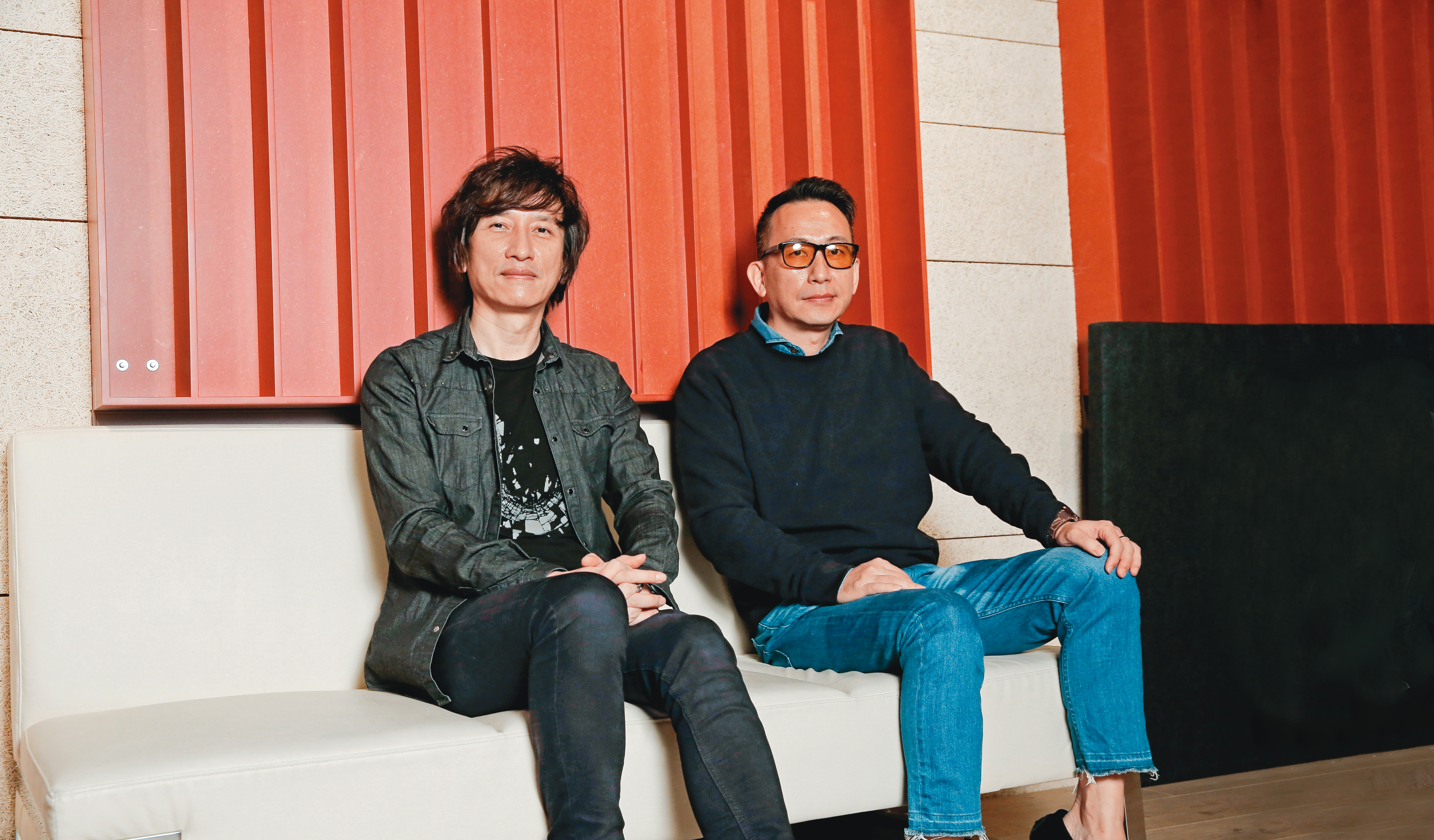青夢會祕書長陳一中（右），與金曲製作人薛忠銘（左），透過音樂賽事串聯產學界。