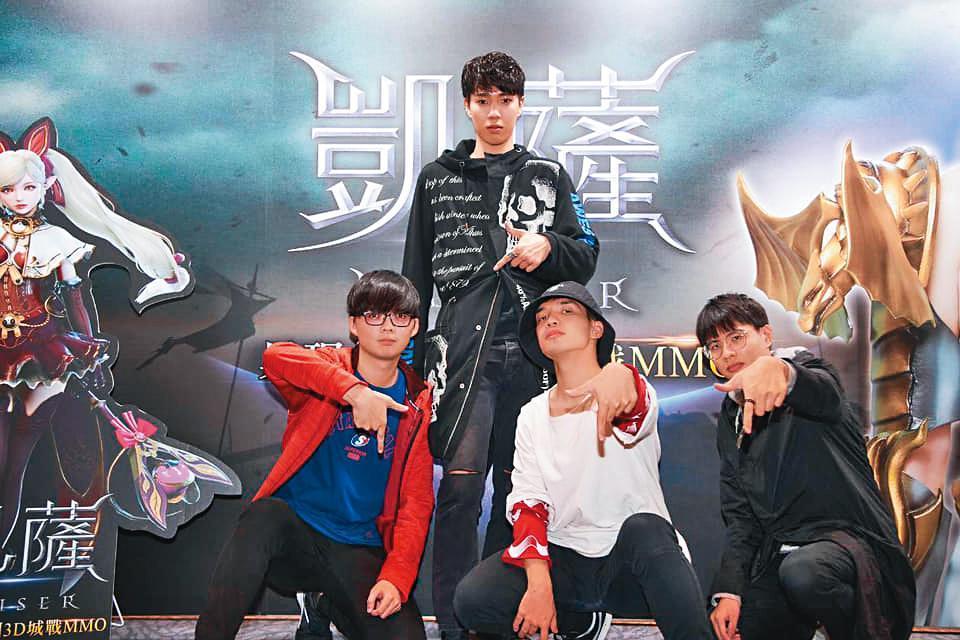 電玩主題曲〈不凡信仰〉由台北城市科大流行音樂事業系學生創作,負責作詞的藍祥源(前排左)、作曲黃暐竣(前排右)、RAP演唱張宋(後排)。(翻攝自台北城市科大流行音樂事業系臉書)