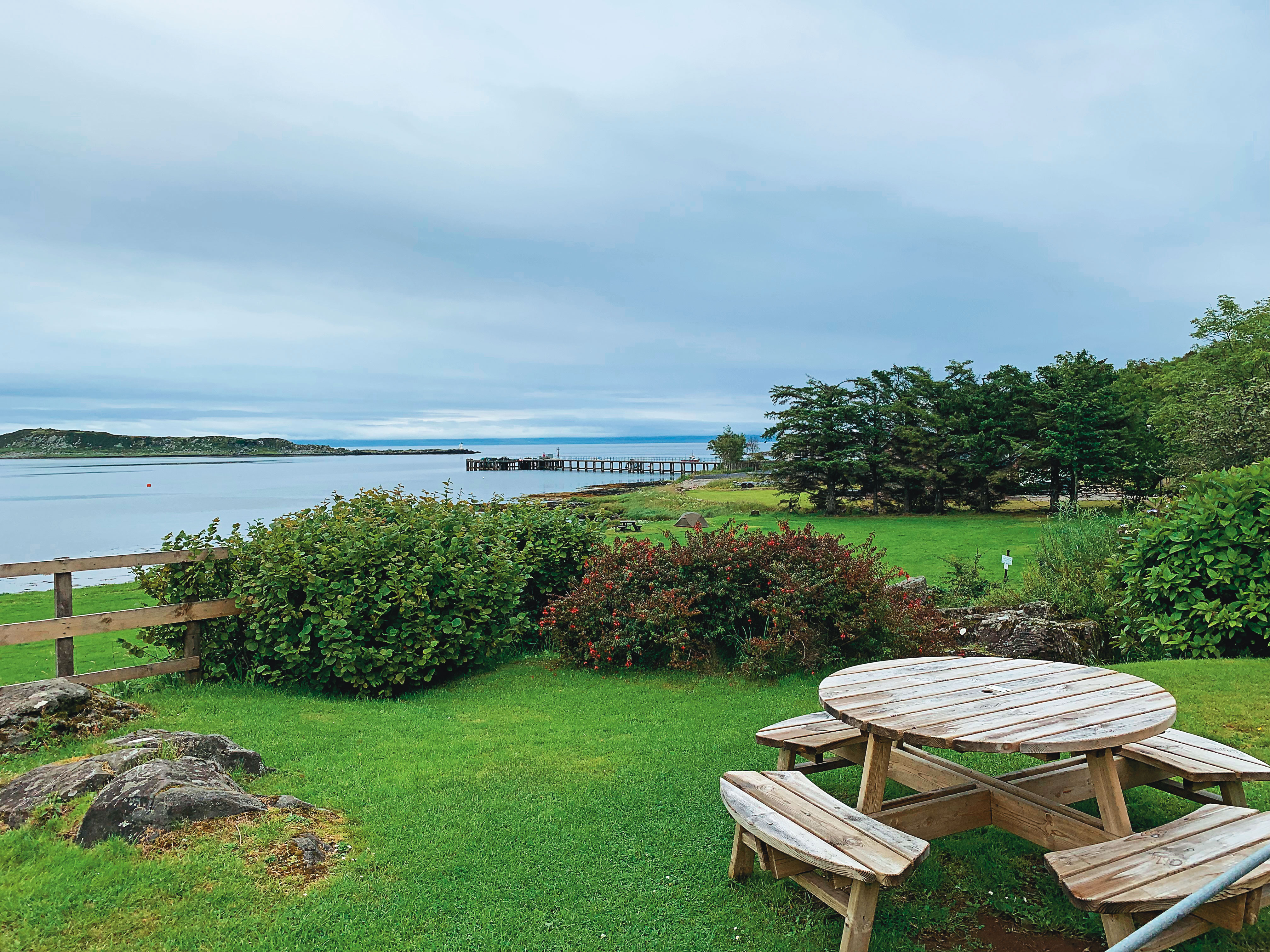 吉拉飯店前的一小塊草皮，坐在野餐桌就可以悠閒度過一整天看海的時光，對都市人而言的緩慢步調卻是島民的日常。