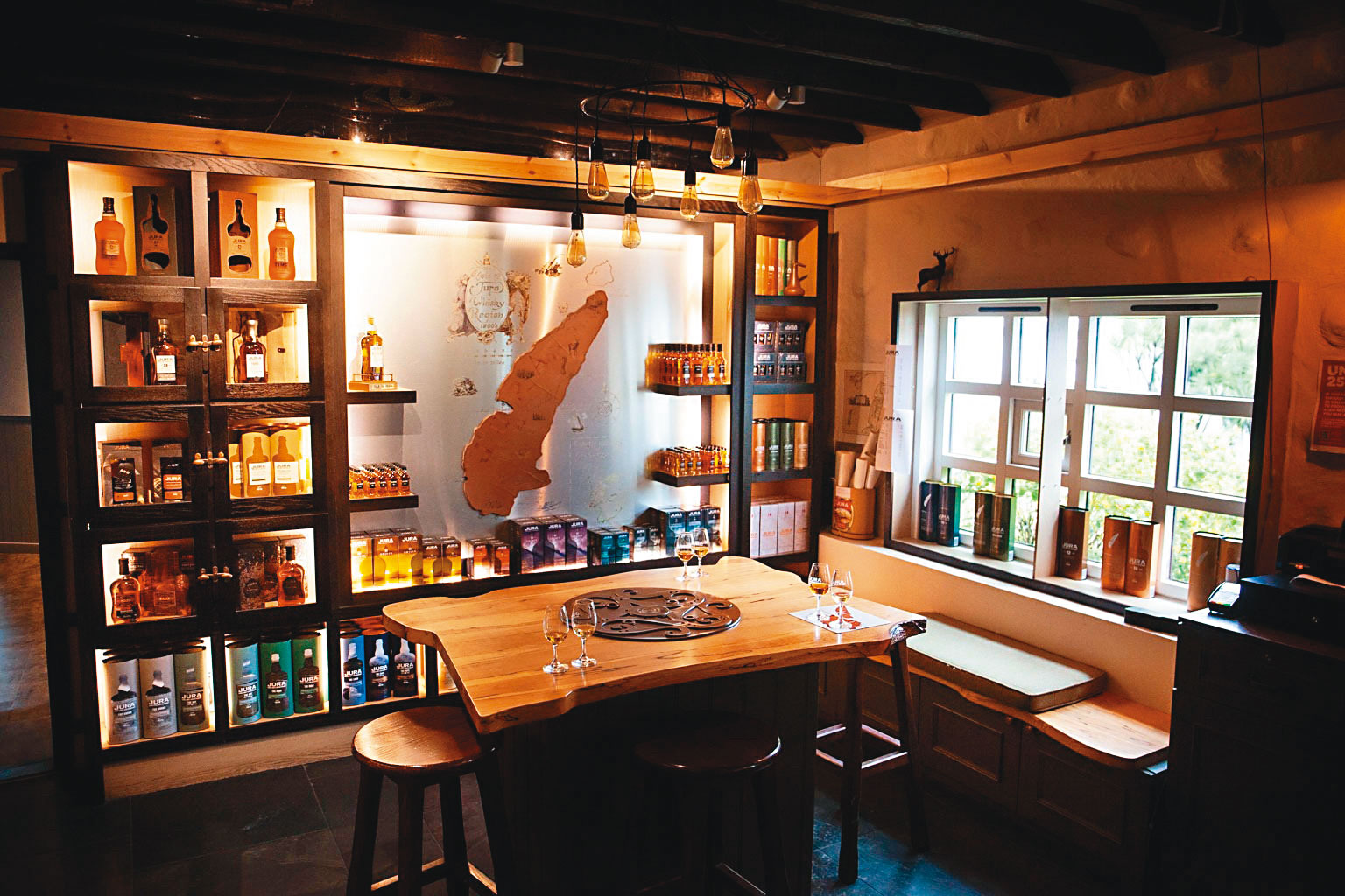 遊客中心的禮品店，小巧卻布置典雅，裡頭可以看到許多台灣市場尚未露臉的酒款。