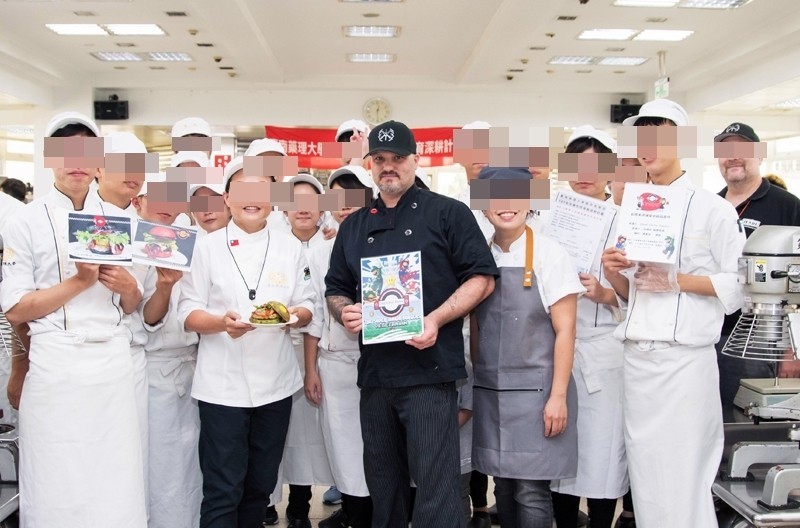 美籍通緝犯Chris曾在友人的背書下，前往大學教授廚藝。（翻攝畫面）