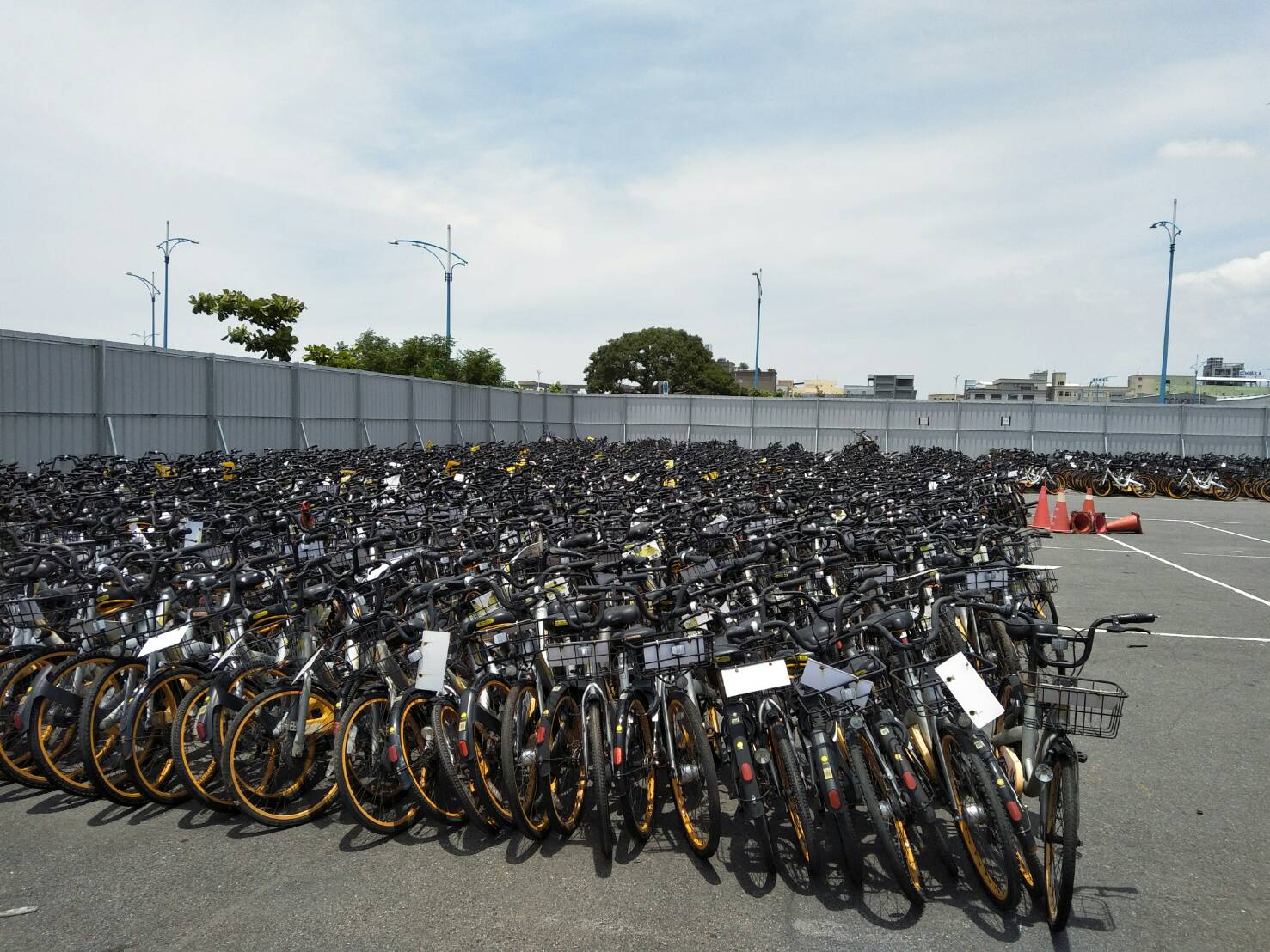 新北市交通局將拖吊來的6,308輛oBike以每輛3元的價格拍賣出去。（翻攝新北市政府）