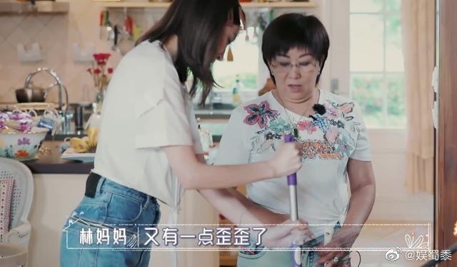不太會做家事的陳若儀拖地,林媽媽對她的姿勢有意見,教導她該怎麼使用拖把。(翻攝自微博)