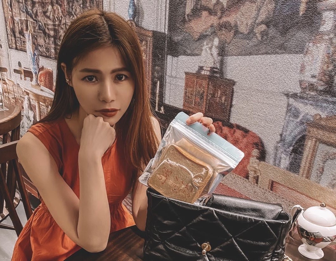 蘿莉塔生理期到泳池玩水，導致私密處黴菌感染。（翻攝自蘿莉塔臉書）