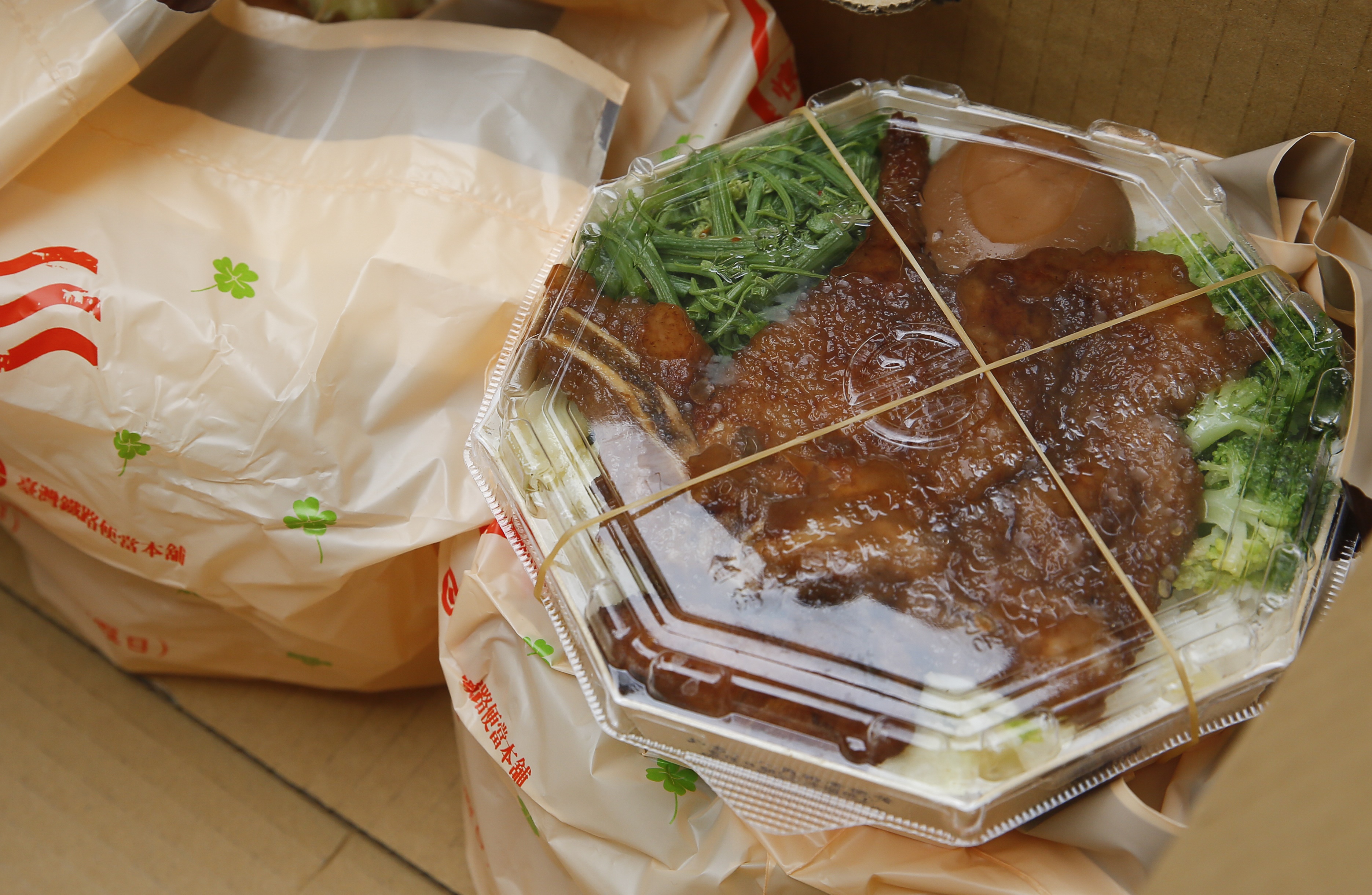 隨著國內疫情趨緩，雙鐵宣布將於6月起開放乘車時飲食，但台鐵表示仍不會在列車上販售餐食。圖為示意圖。