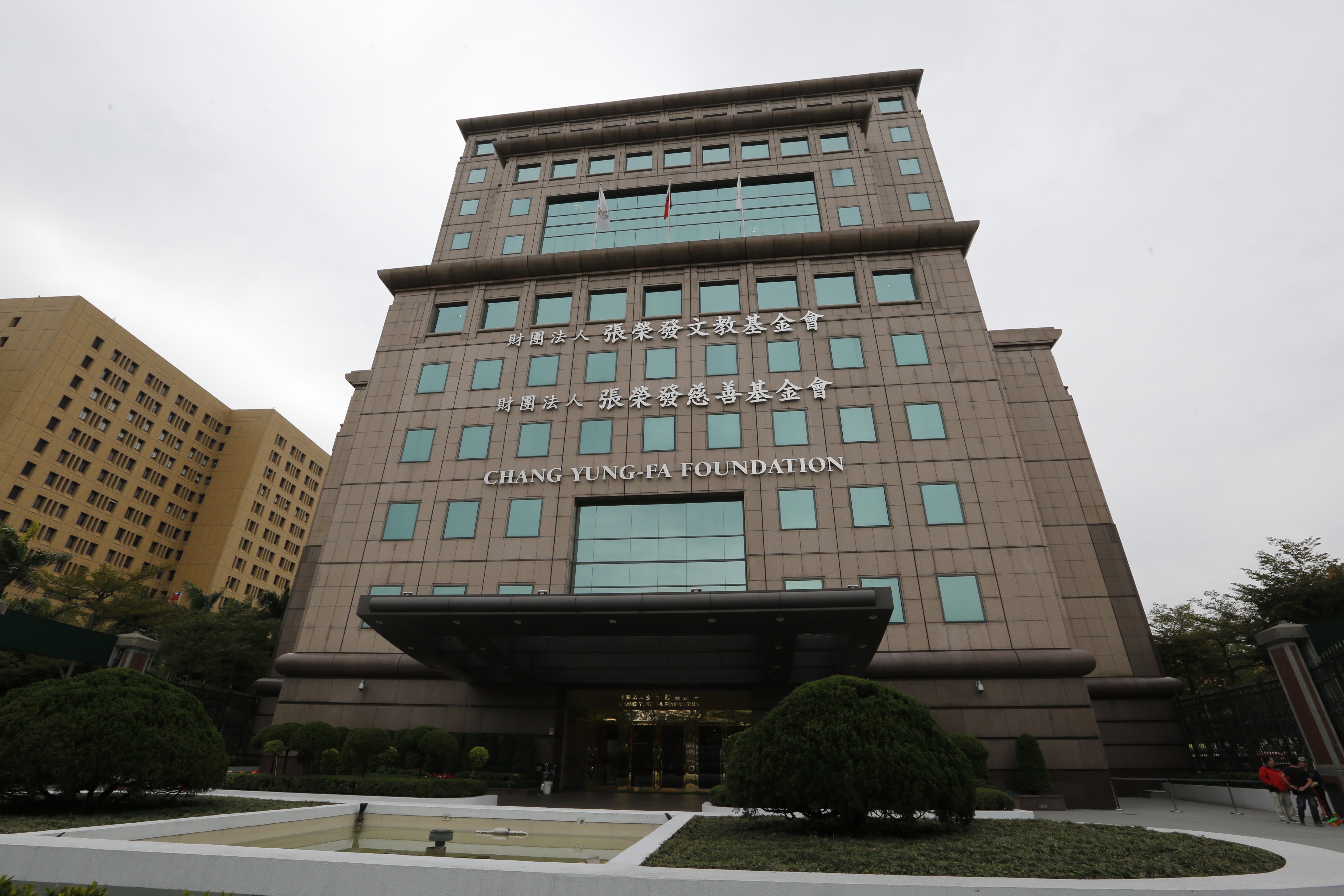 關係到4,000億長榮集團經營權的張榮發文教基金會改選今登場，但因出席人數不夠遭杯葛。