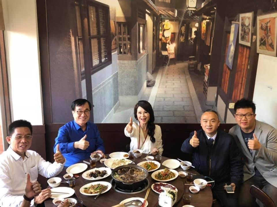 張琍敏與高雄副市長李四川、高雄市前觀光局長潘恒旭等人聚餐。(翻攝自張琍敏臉書)