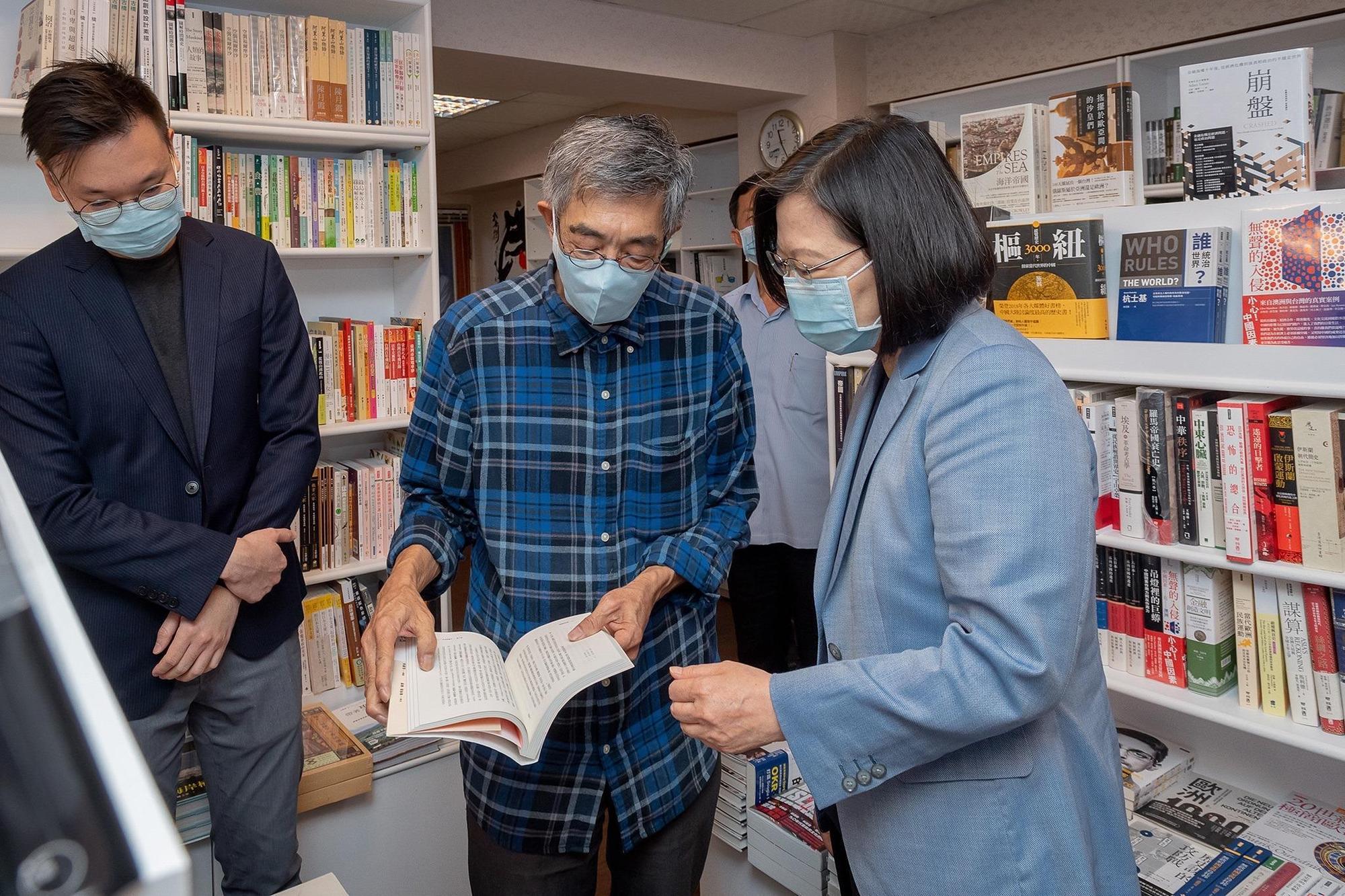 蔡英文今前往在台北重新開設的「銅鑼灣書店」，並留紙條為香港打氣。（翻攝蔡英文臉書）