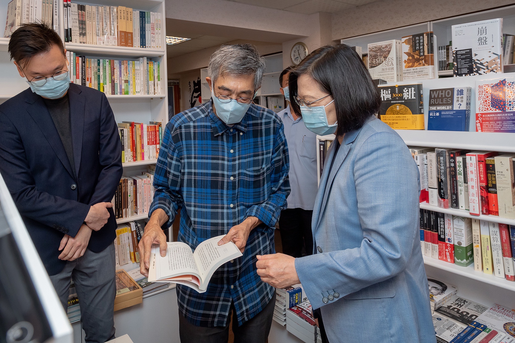 蔡英文今前往在台北重新開設的「銅鑼灣書店」，並留紙條為香港打氣。（翻攝蔡英文臉書）