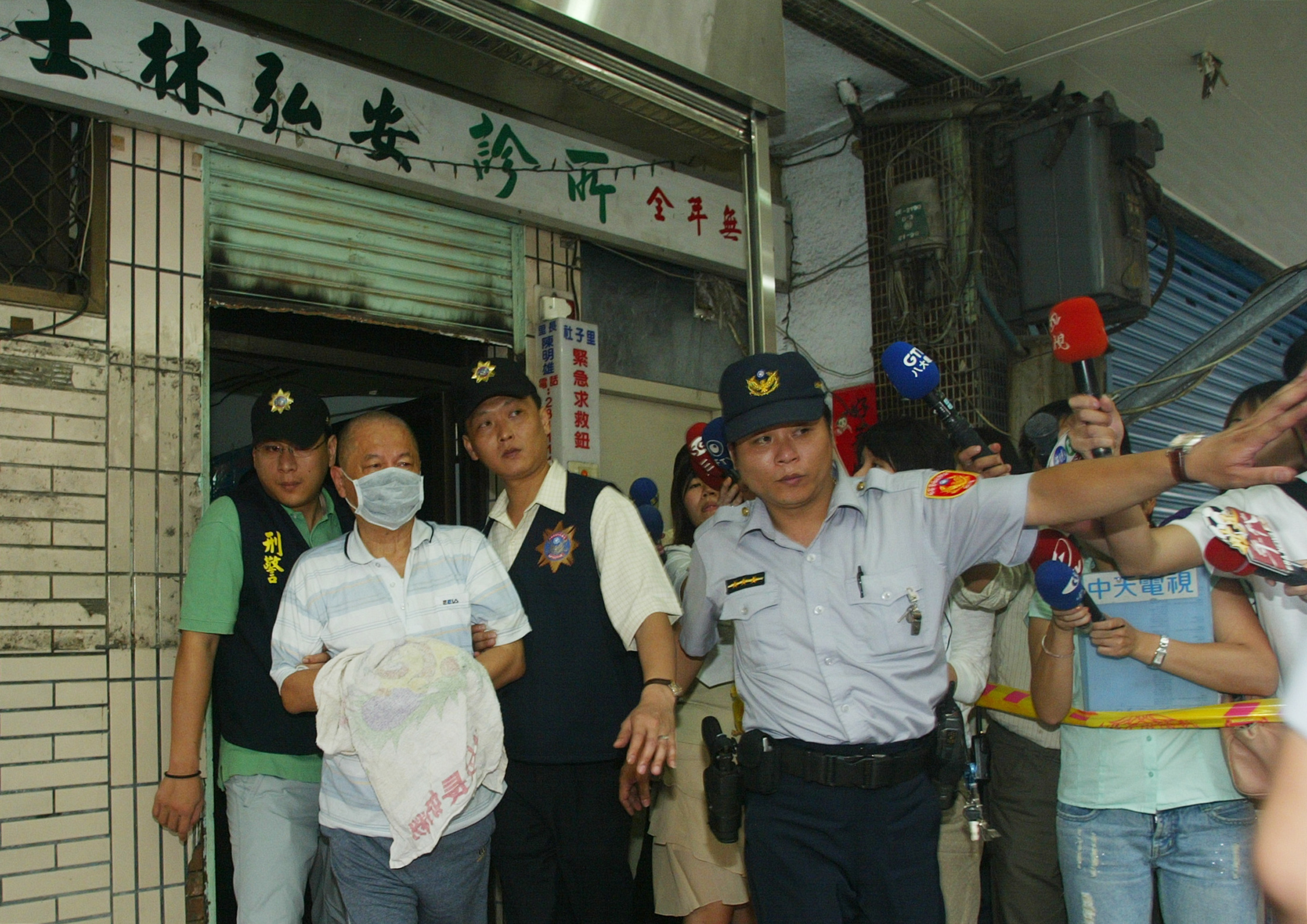 2006年踢爆的士林販嬰集團案件，王精明夥同妻子鍾素滿，二十幾年來打著收養名號，暗地裡卻非法販賣39名嬰兒，從中謀取暴利高達千萬元。